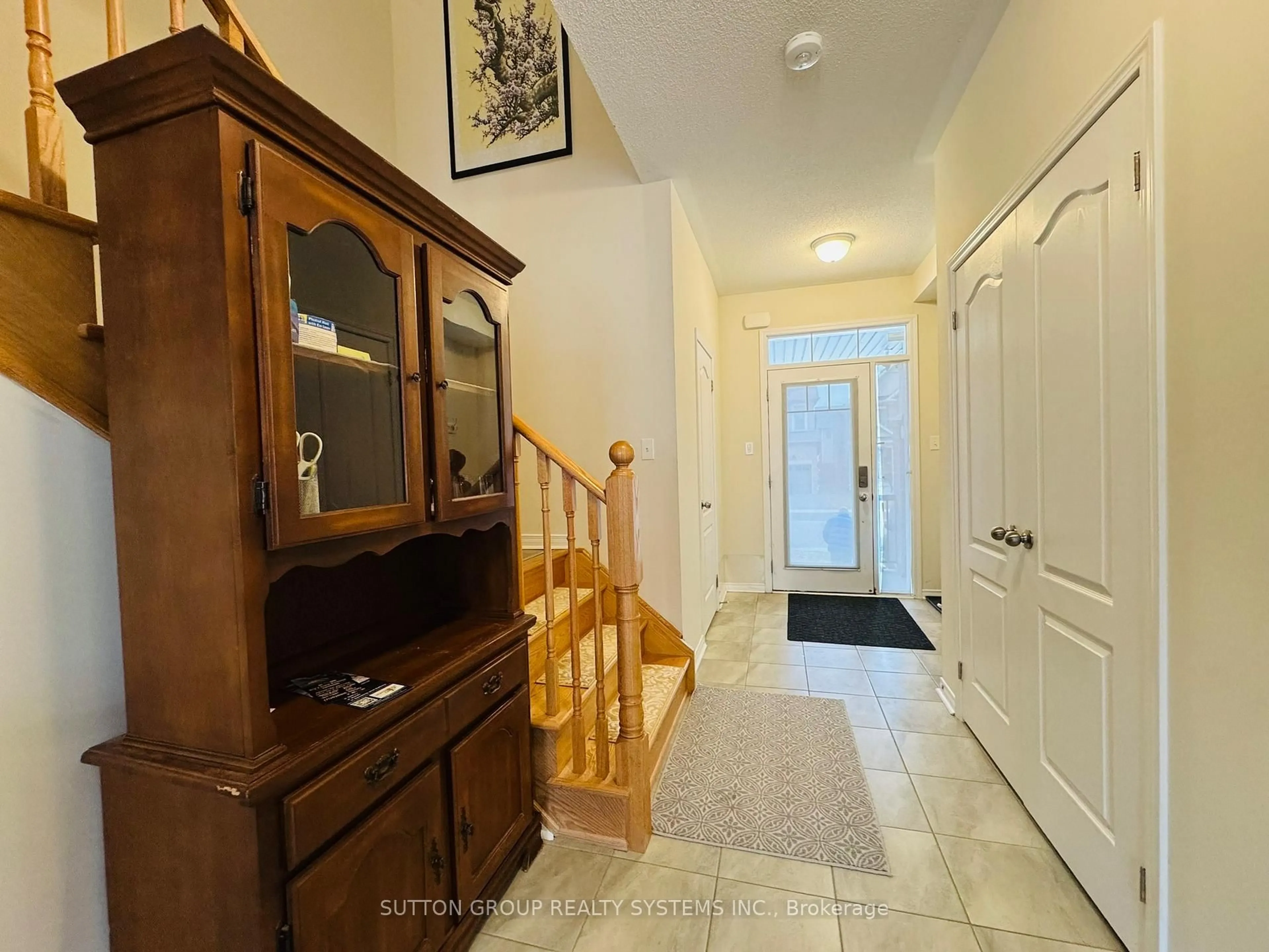 Indoor foyer for 48 Portland St, Collingwood Ontario L9Y 0W9