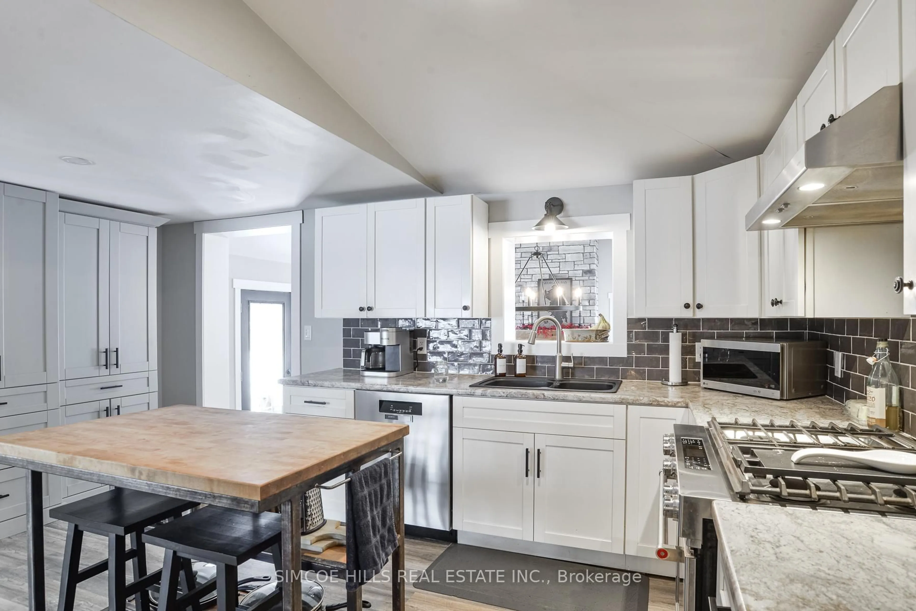 Open concept kitchen, unknown for 3295 Turnbull Dr, Severn Ontario L3V 0Y4