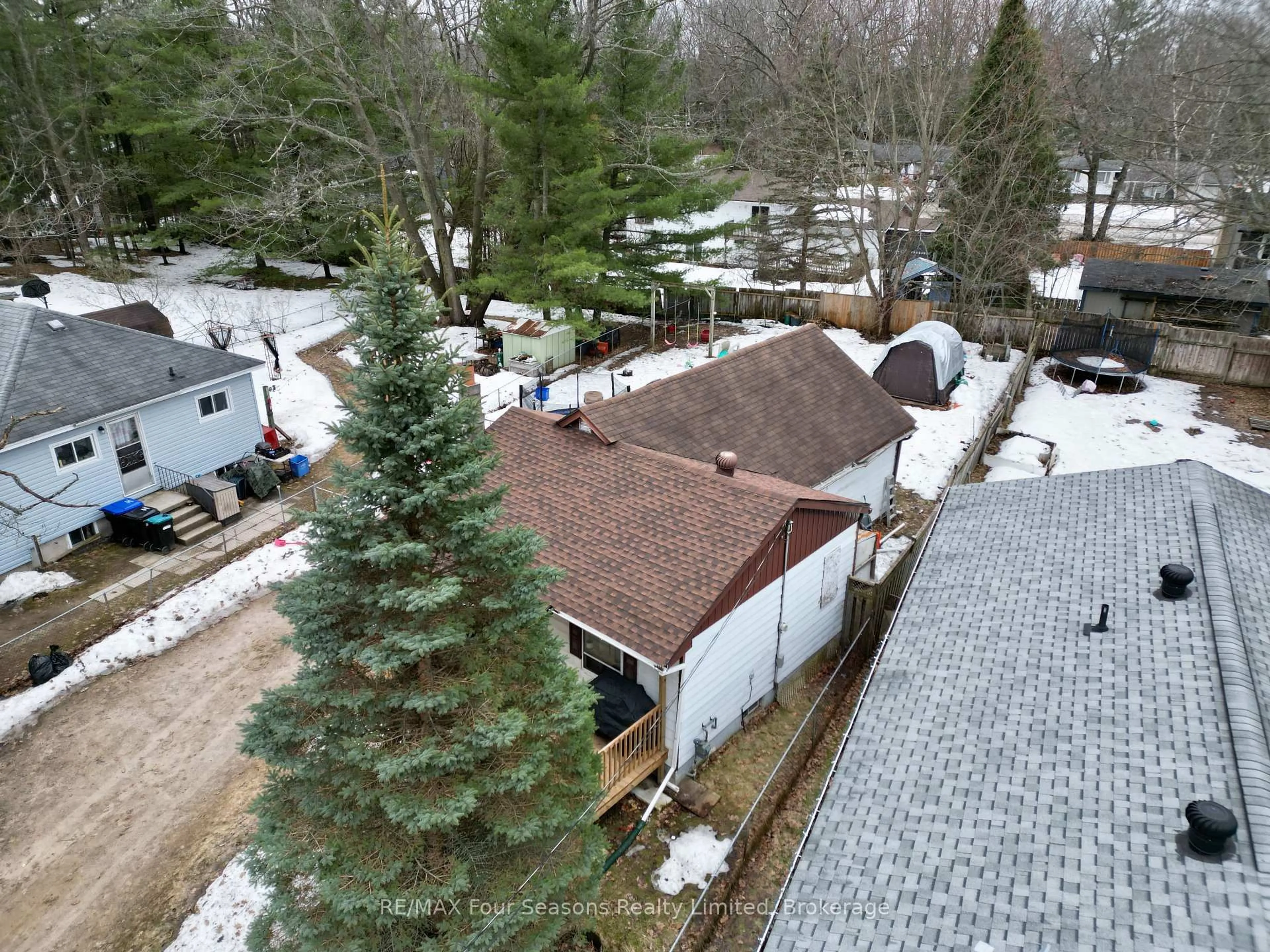 A pic from outside/outdoor area/front of a property/back of a property/a pic from drone, street for 196 Melrose Ave, Wasaga Beach Ontario L9Z 2T1