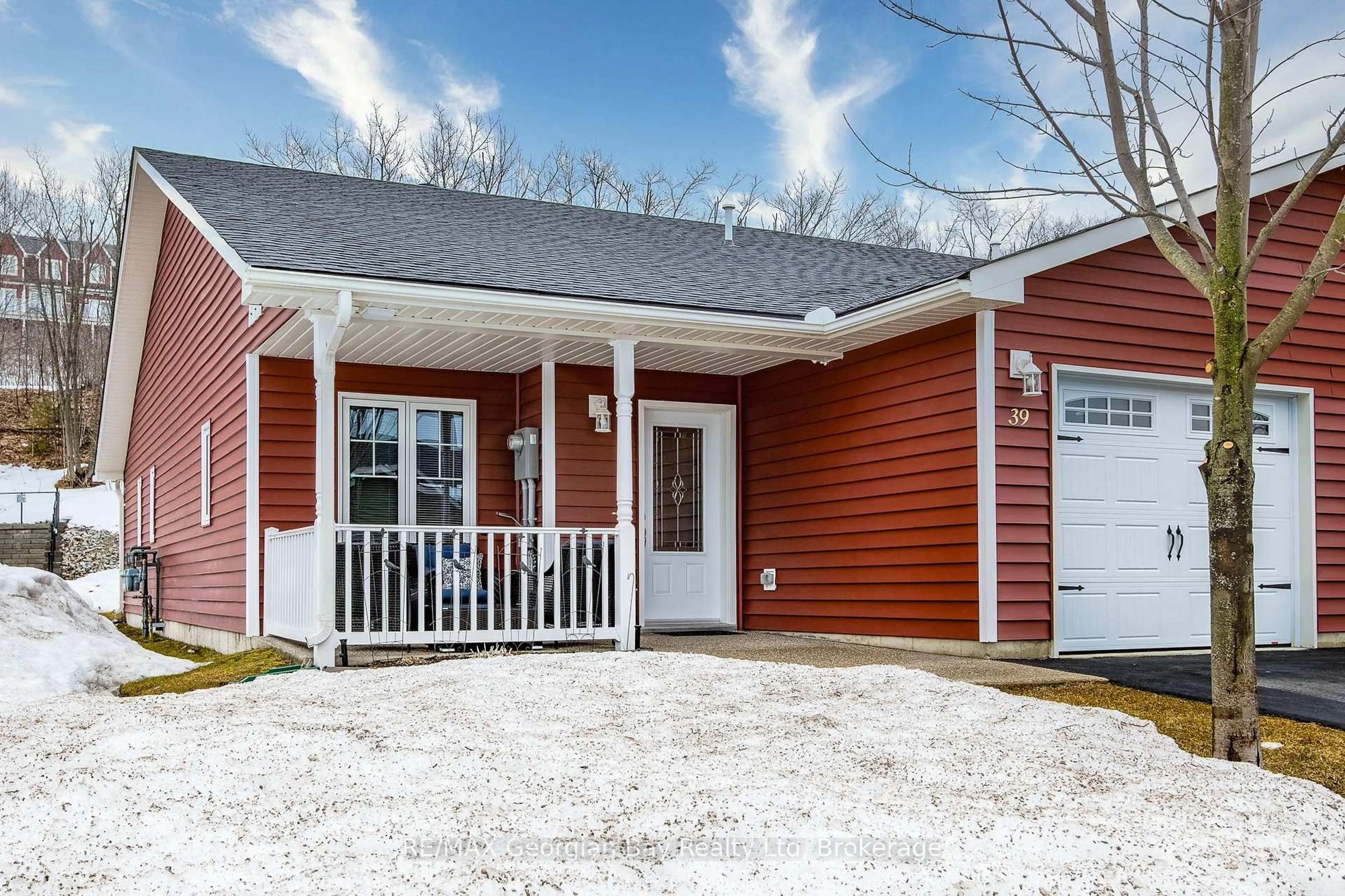 Home with vinyl exterior material, street for 39 Chamberlain Cres, Penetanguishene Ontario L9M 0A6