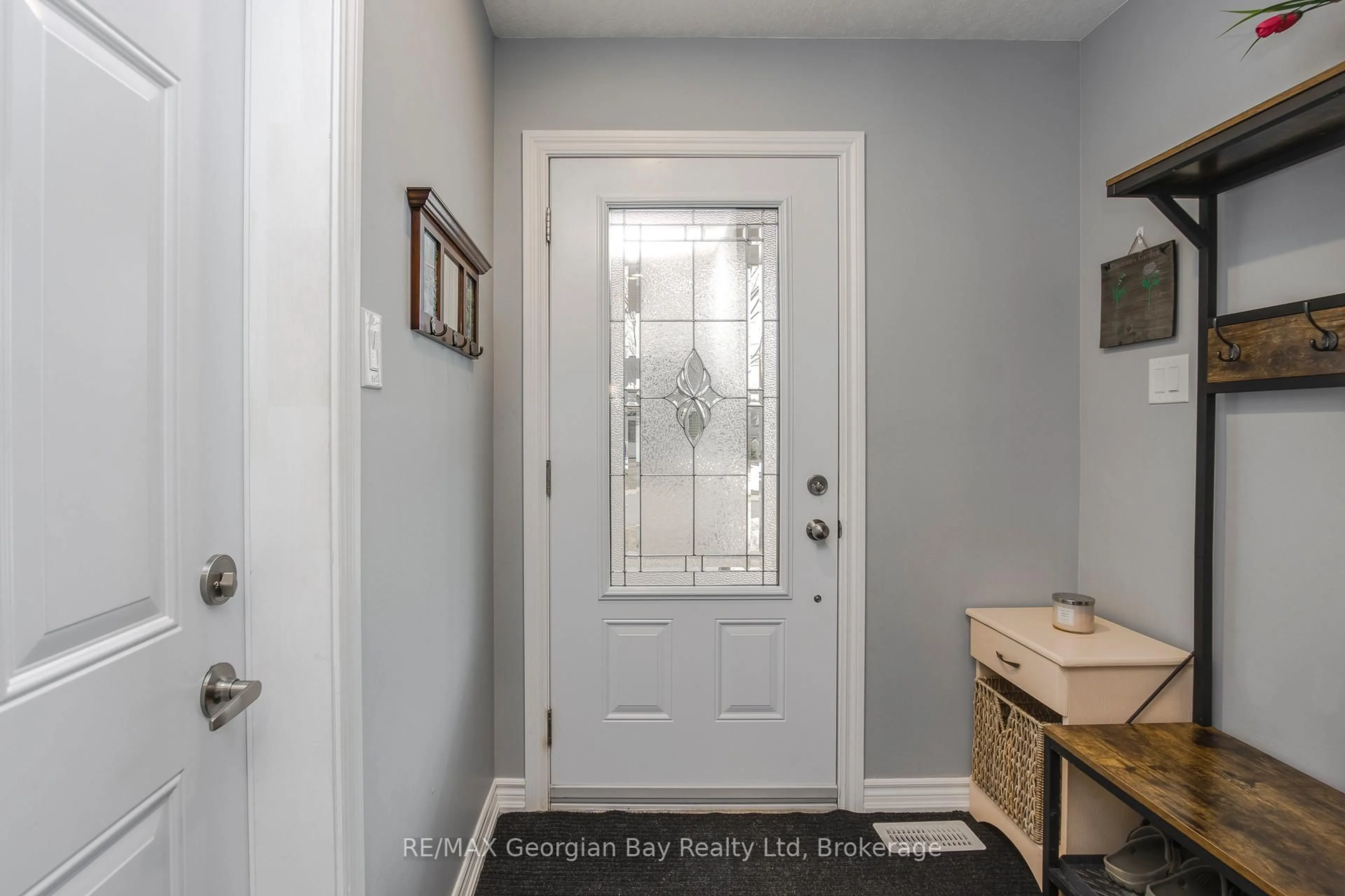Indoor entryway for 39 Chamberlain Cres, Penetanguishene Ontario L9M 0A6