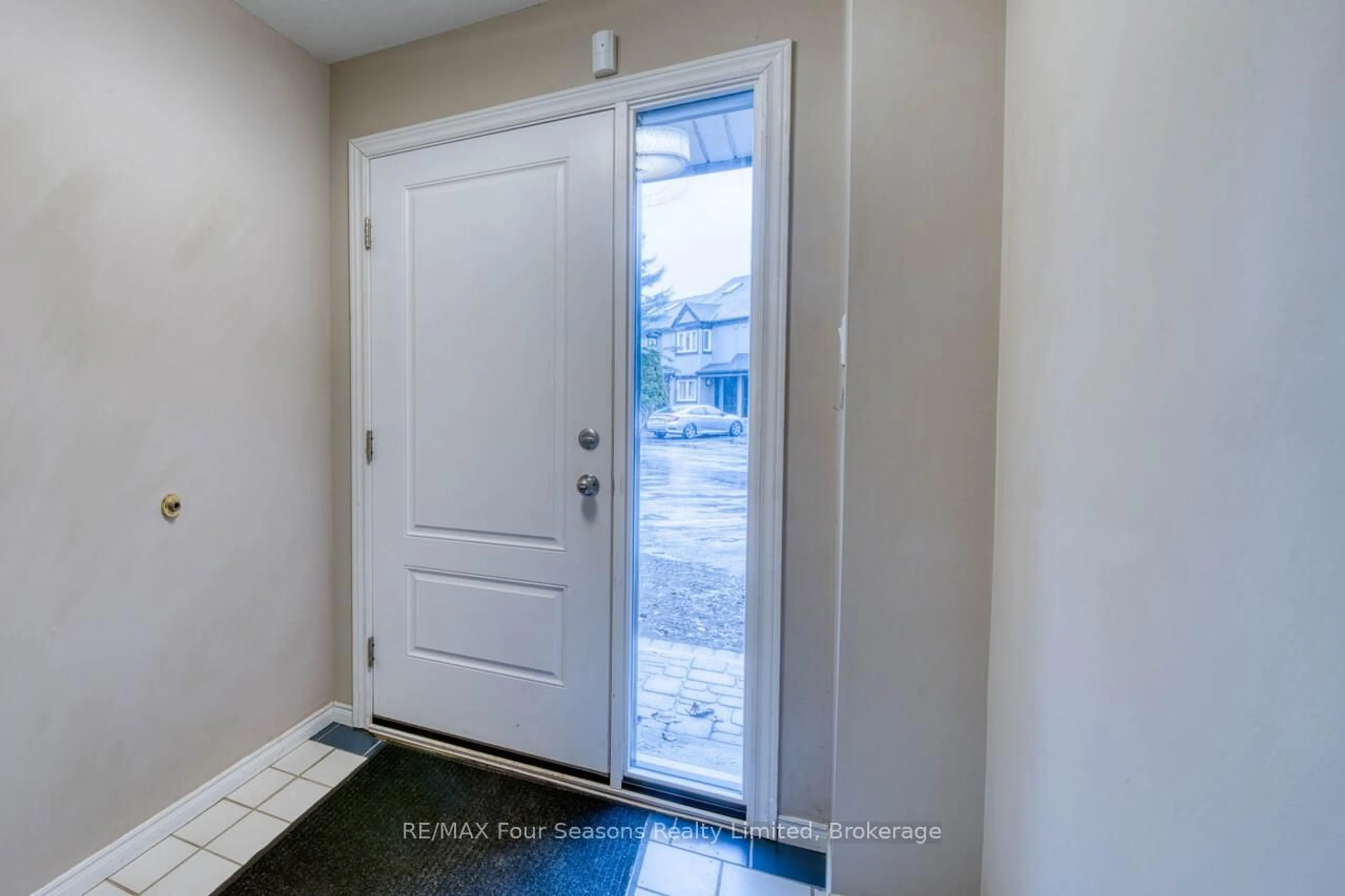 Indoor entryway for 5 Harbour St #1, Collingwood Ontario L9Y 5C5