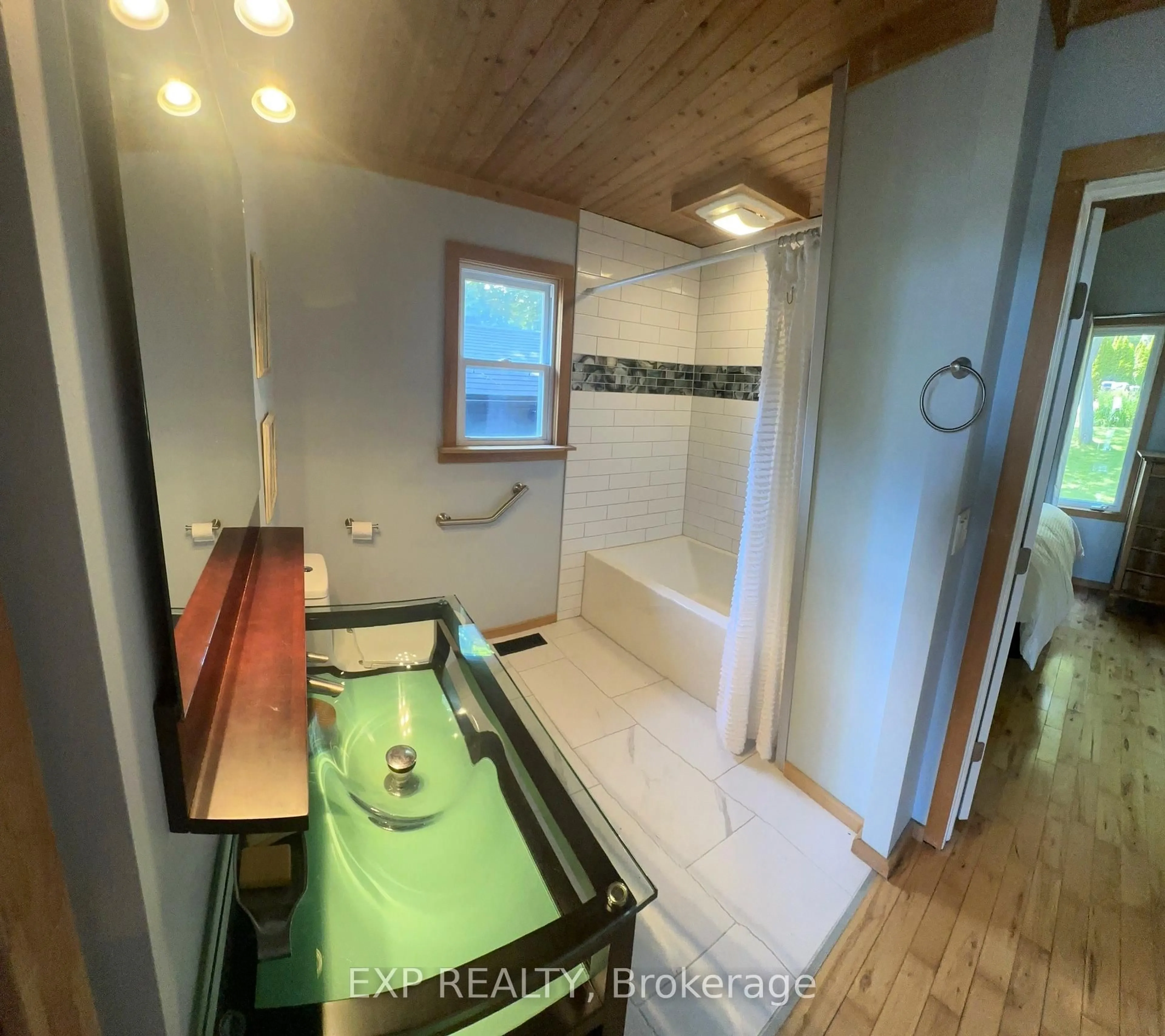 Standard bathroom, unknown for 2295 Lakeshore Rd, Oro-Medonte Ontario L0L 1T0