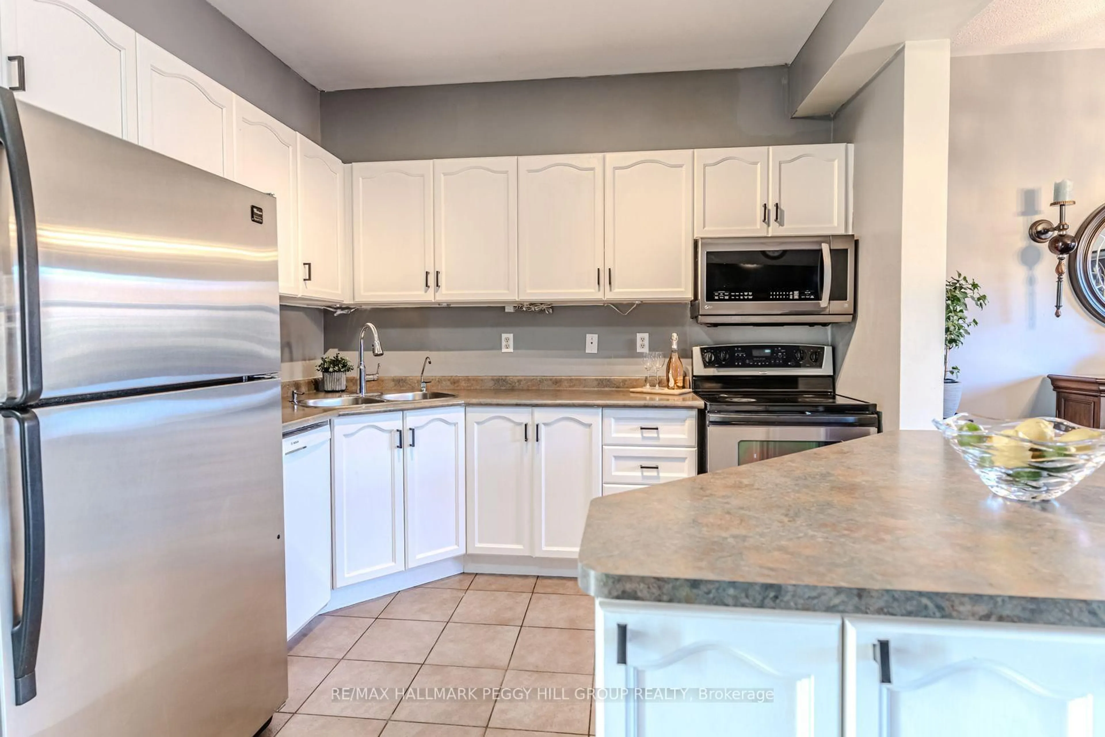 Standard kitchen, ceramic/tile floor for 17 Bruce Cres, Barrie Ontario L4N 8T8