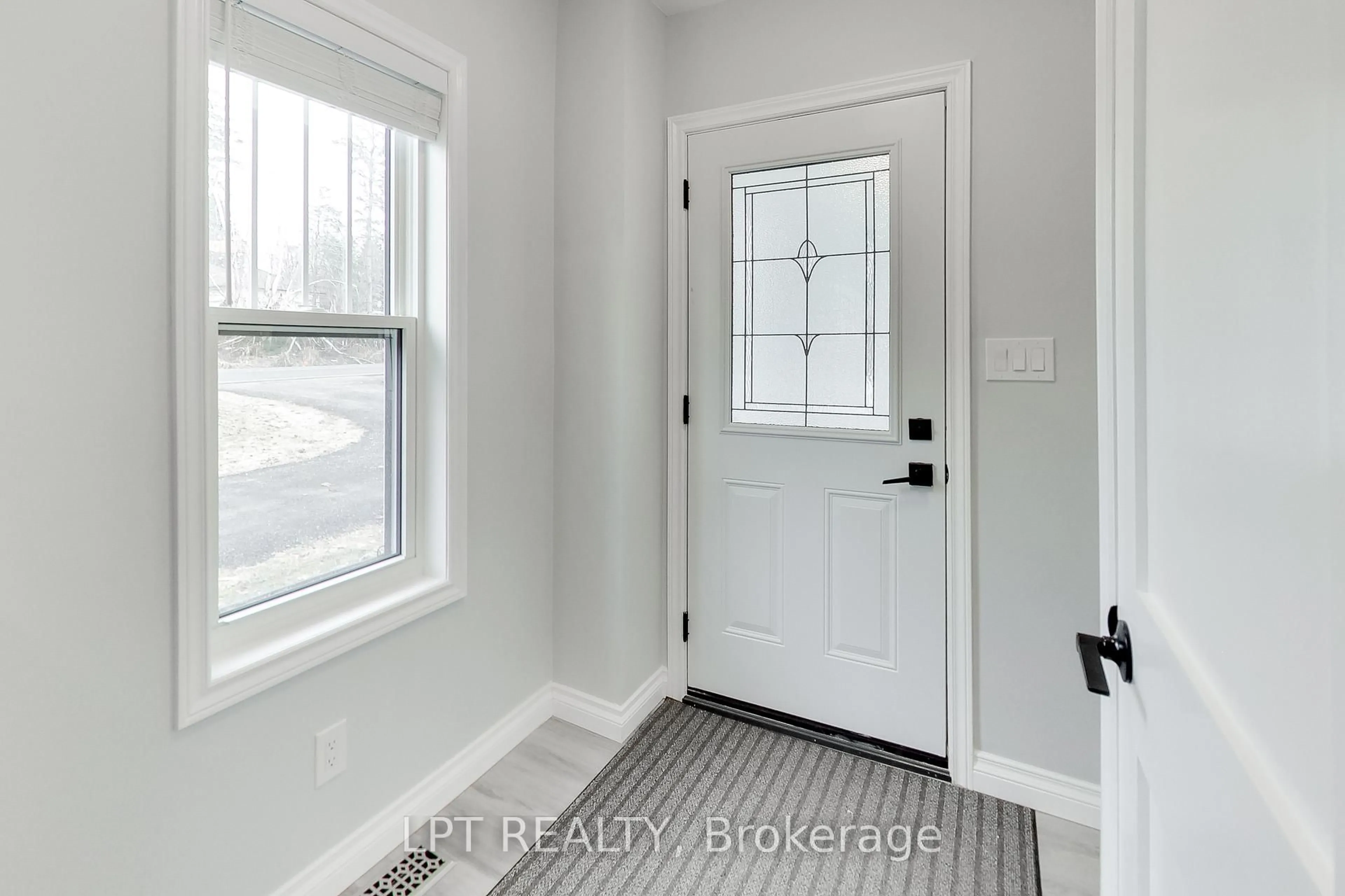 Indoor entryway for 33 Ridge Rd, Oro-Medonte Ontario L0L 2E0