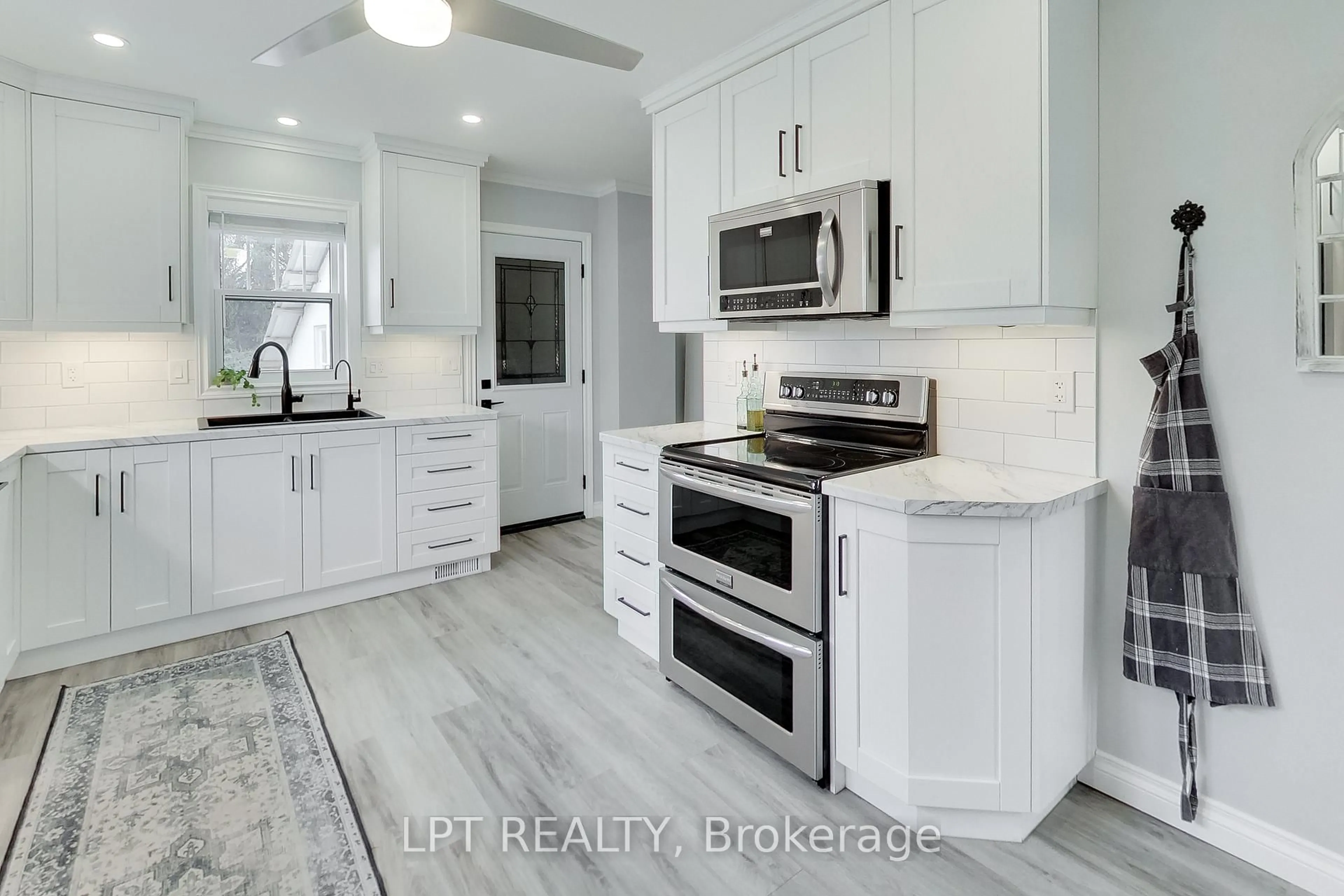 Open concept kitchen, ceramic/tile floor for 33 Ridge Rd, Oro-Medonte Ontario L0L 2E0