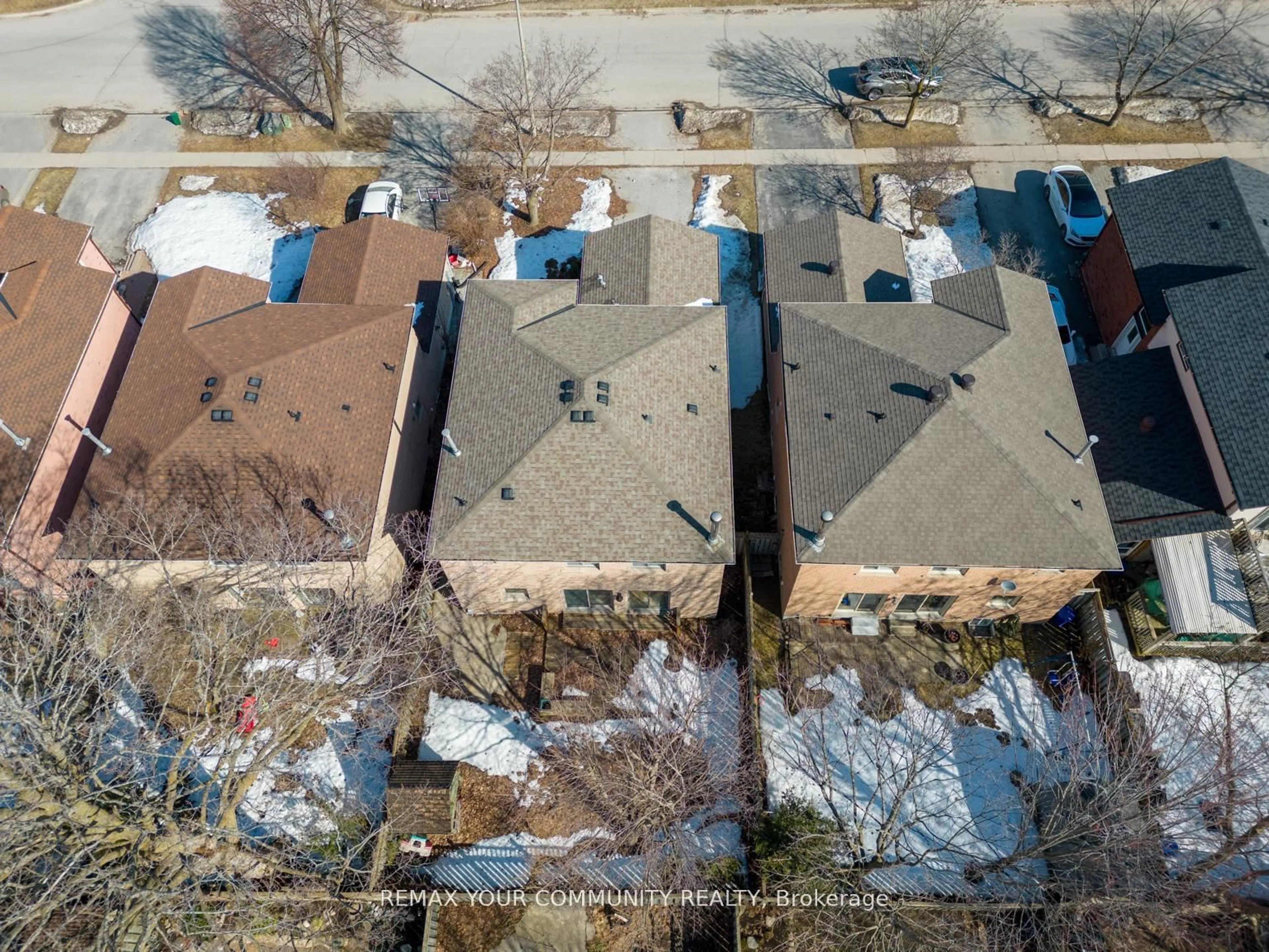 A pic from outside/outdoor area/front of a property/back of a property/a pic from drone, street for 391 Hickling Tr, Barrie Ontario L4M 6A9