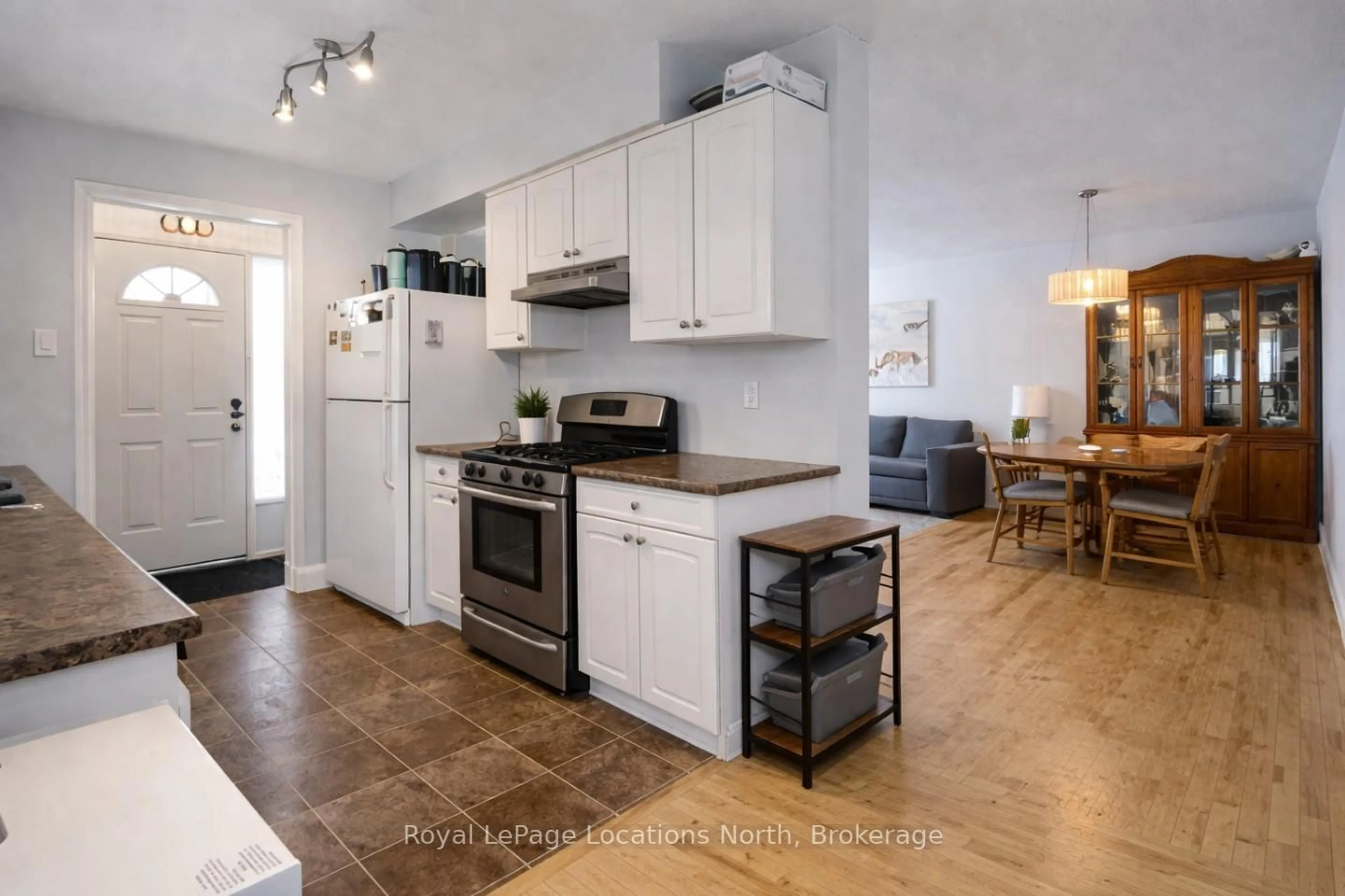 Open concept kitchen, unknown for 32 Courtice Cres, Collingwood Ontario L9Y 4G1