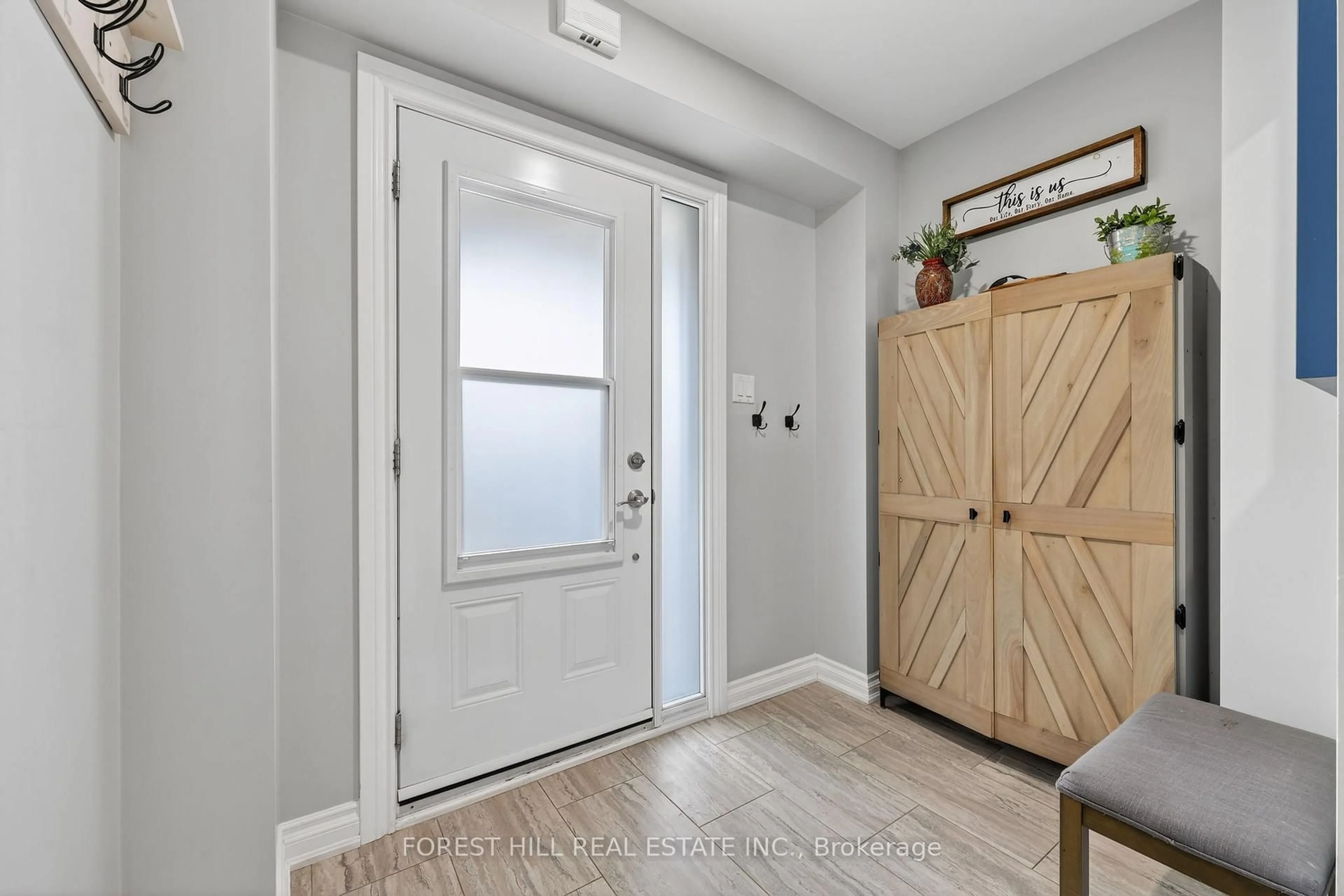 Indoor entryway for 102 Majesty Blvd, Barrie Ontario L4M 0E5