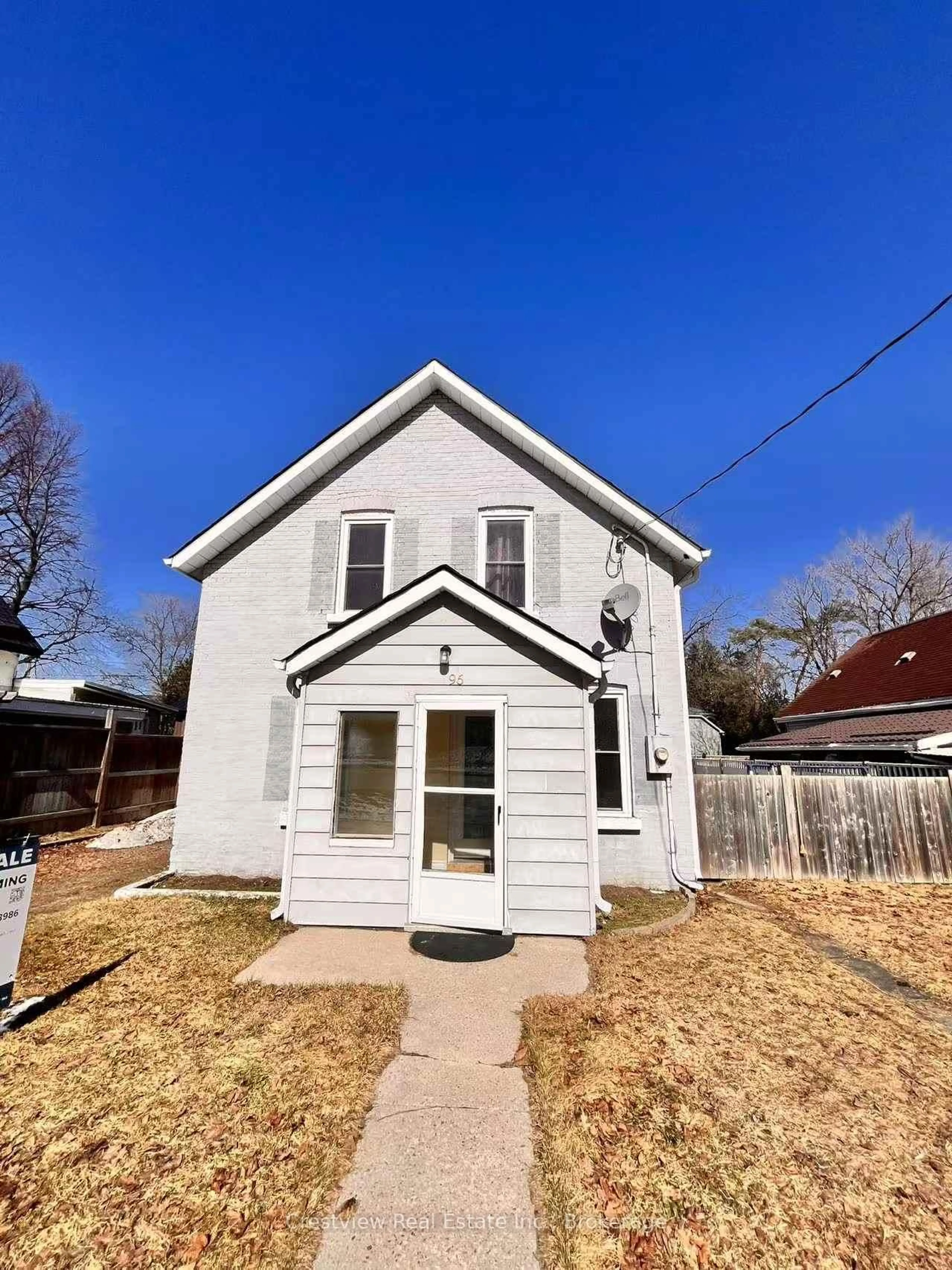 A pic from outside/outdoor area/front of a property/back of a property/a pic from drone, street for 96 John St, Barrie Ontario L4N 2K5