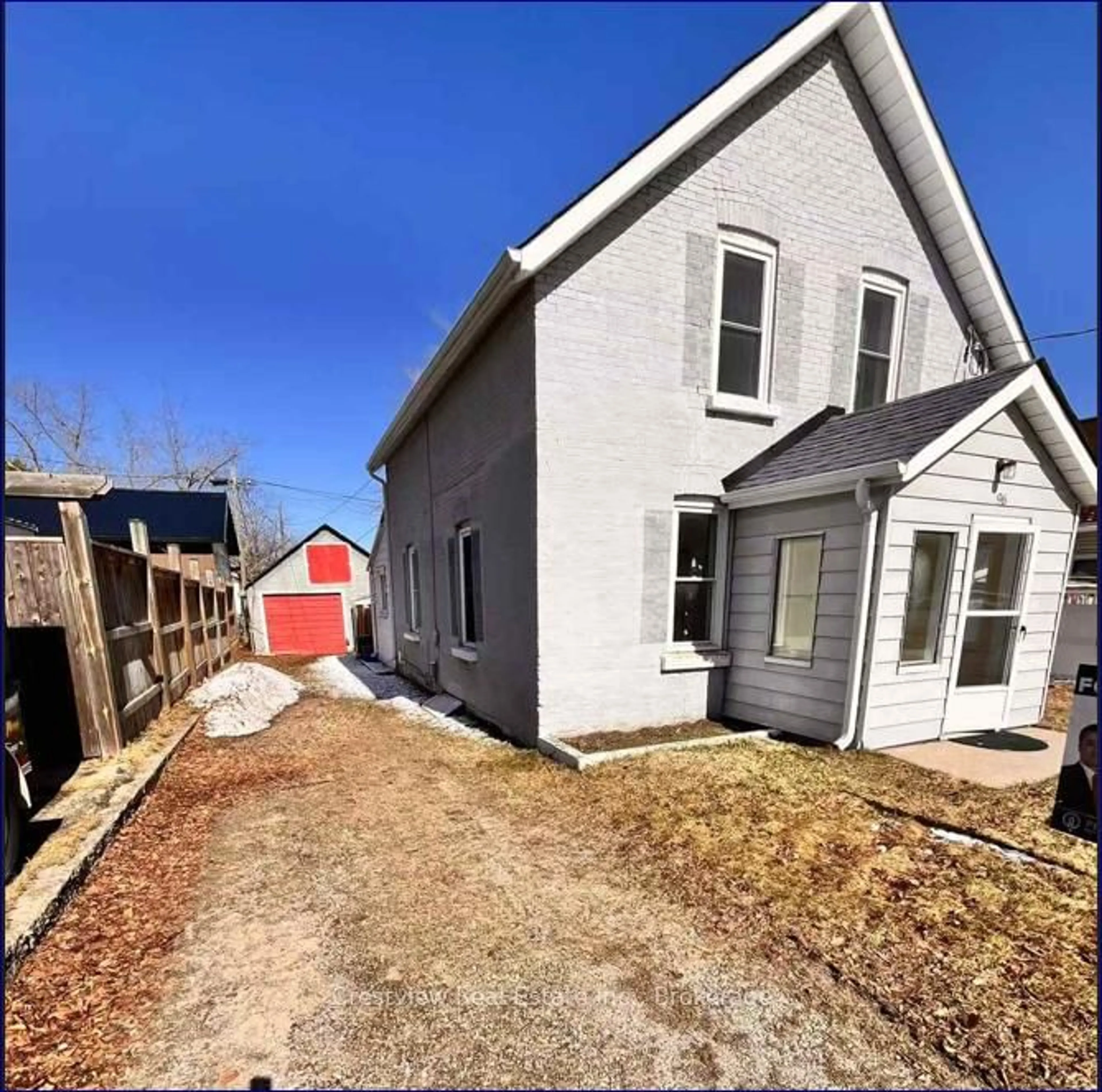 A pic from outside/outdoor area/front of a property/back of a property/a pic from drone, street for 96 John St, Barrie Ontario L4N 2K5