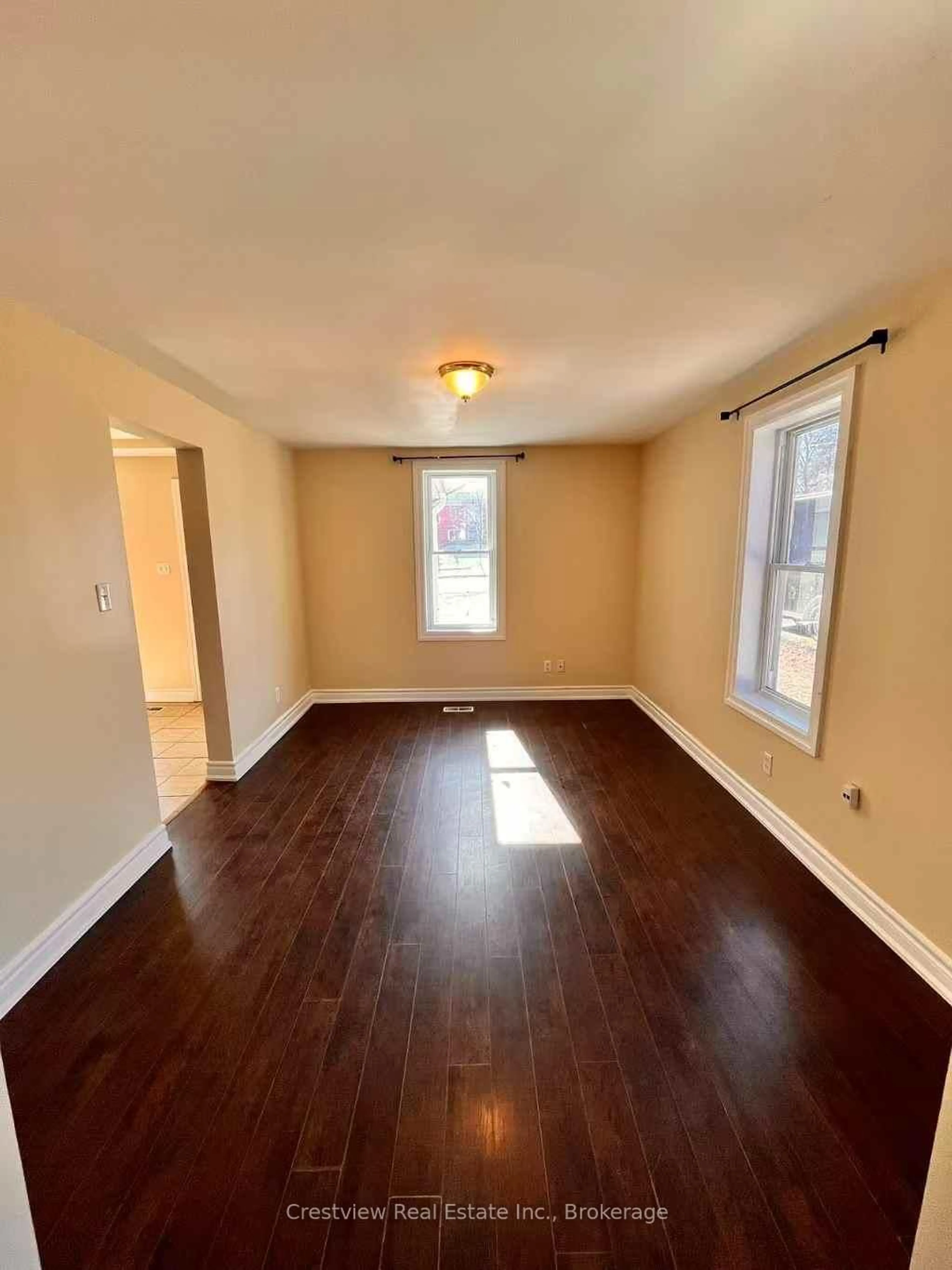 A pic of a room for 96 John St, Barrie Ontario L4N 2K5