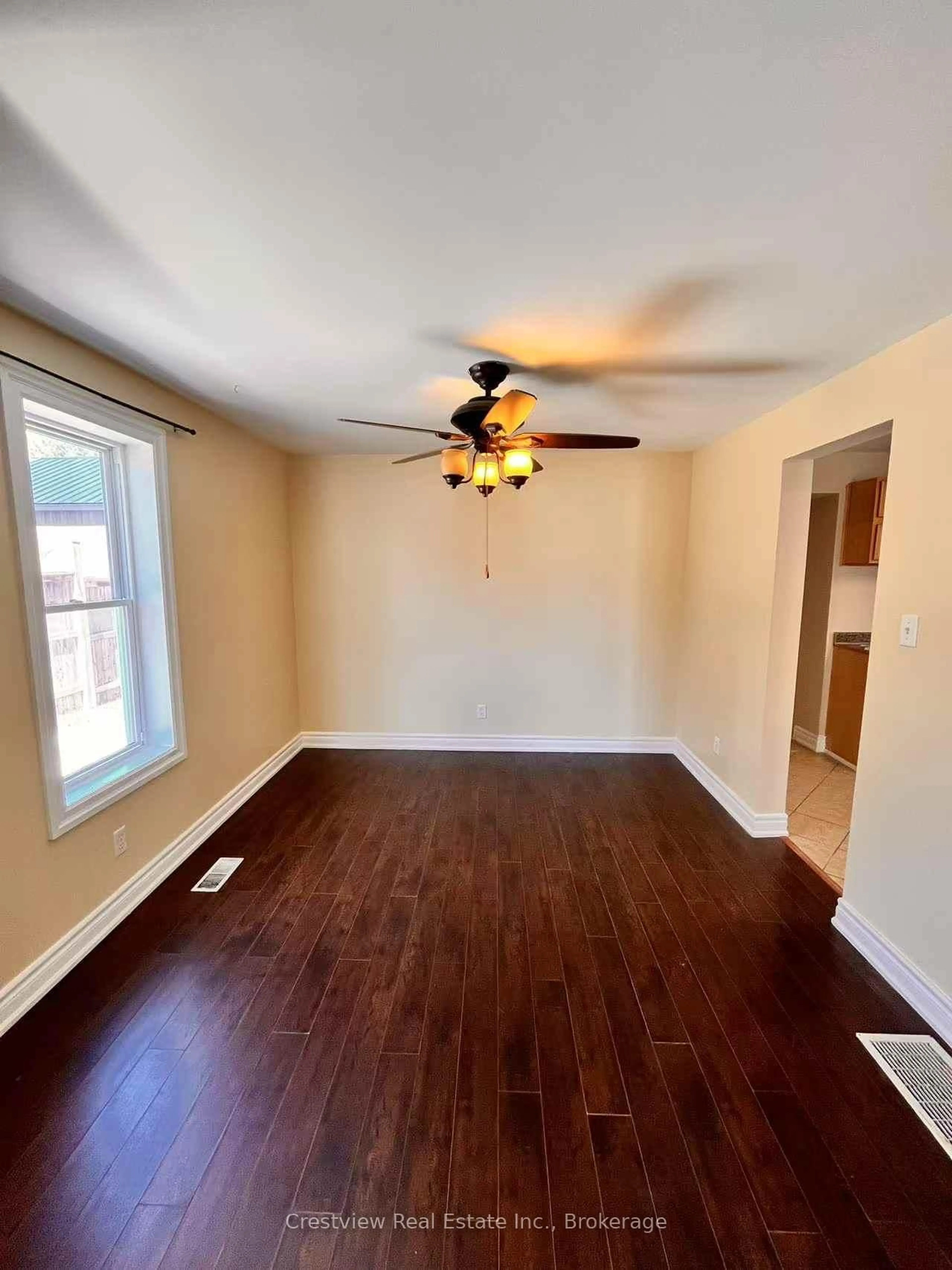 A pic of a room for 96 John St, Barrie Ontario L4N 2K5