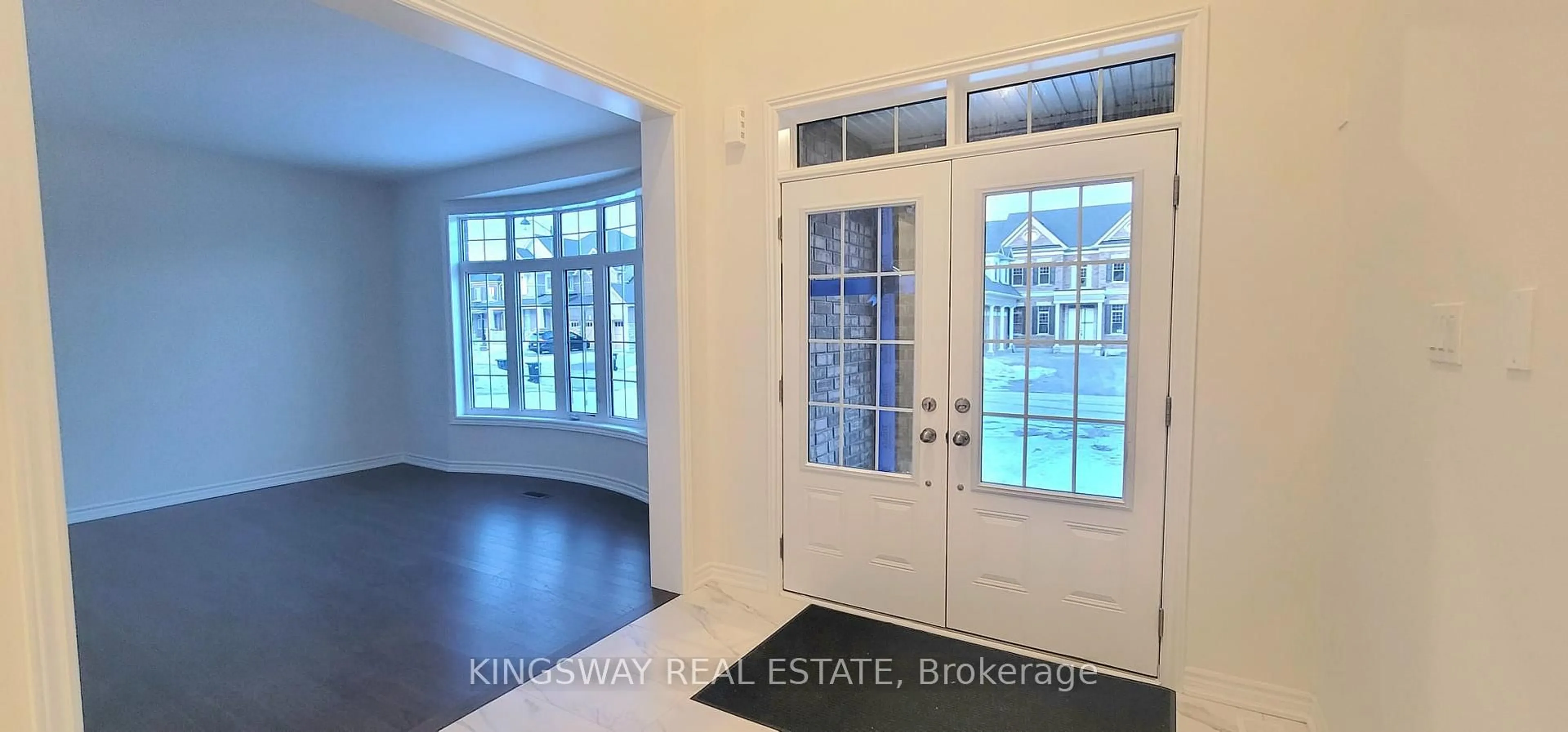 Indoor entryway for 30 Moreau Way, Springwater Ontario L9X 0S6