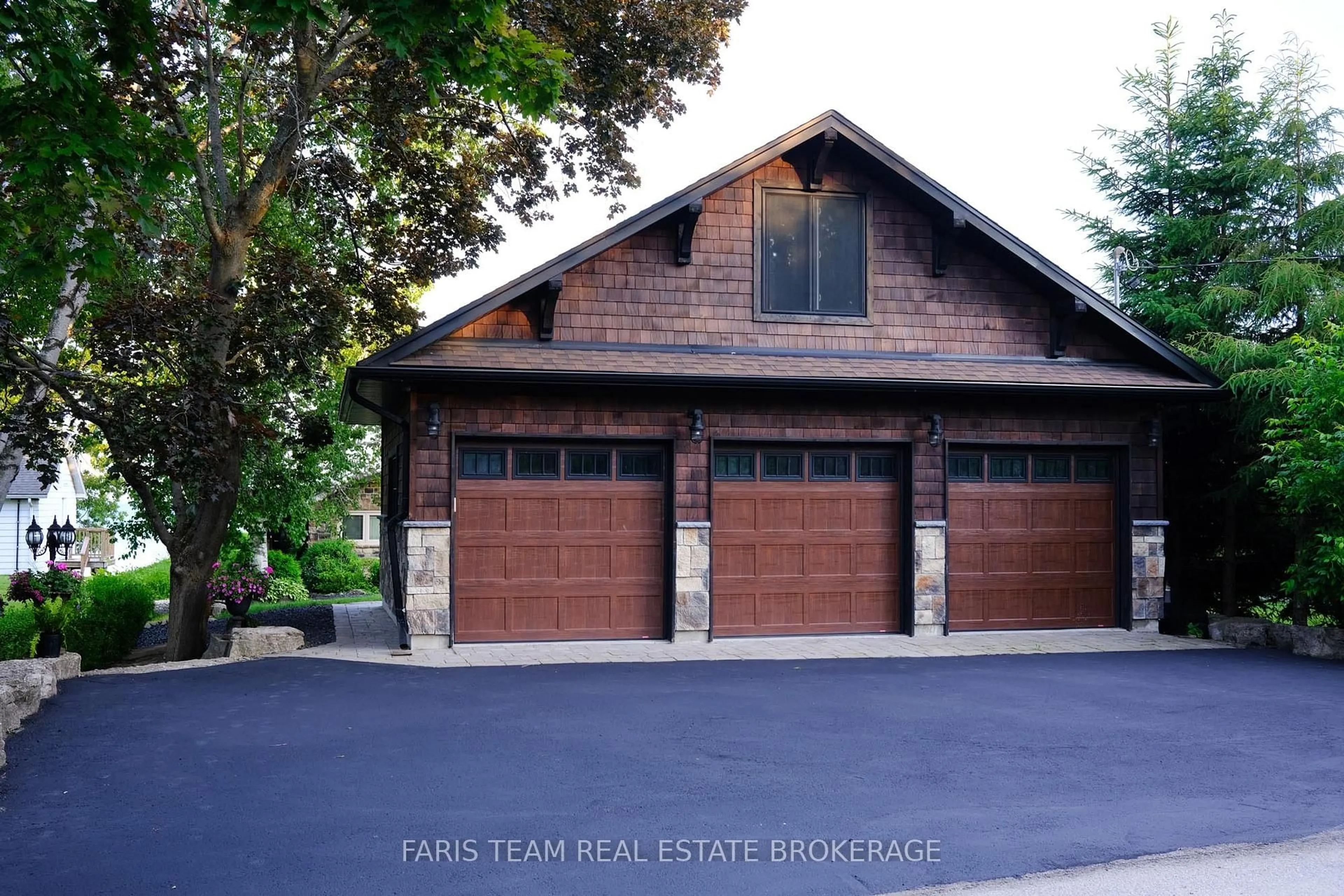 Indoor garage for 3 Greenwood Forest Rd, Oro-Medonte Ontario L0L 2E0