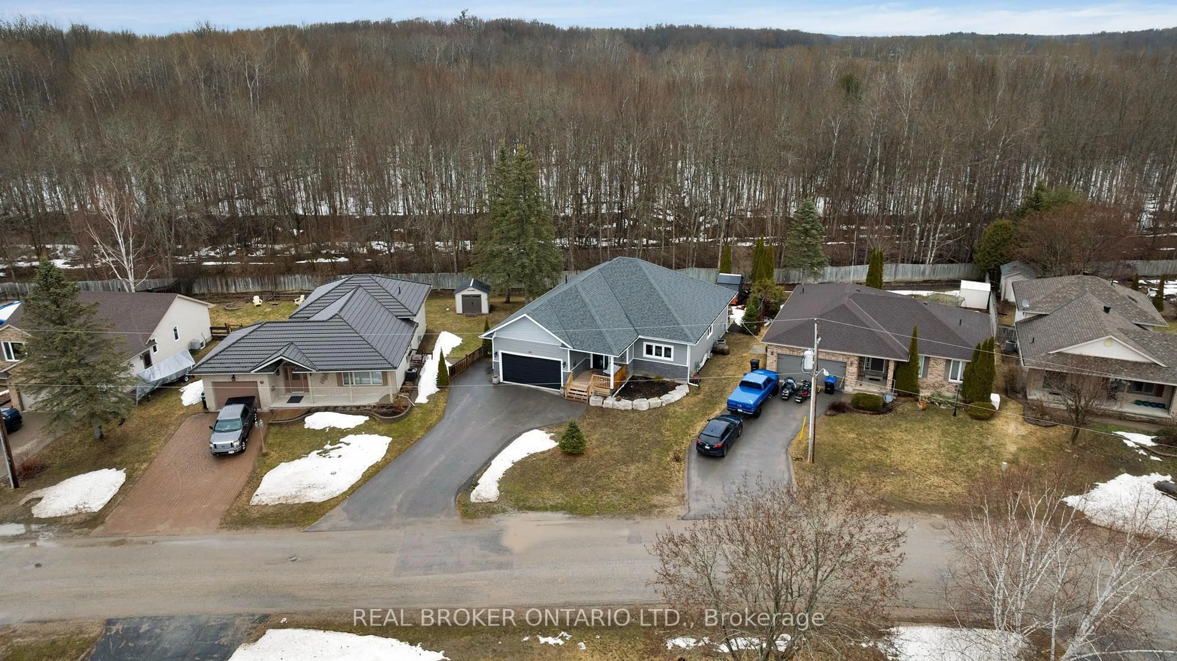 A pic from outside/outdoor area/front of a property/back of a property/a pic from drone, street for 46 Brick Pond Rd, Severn Ontario L0K 1E0