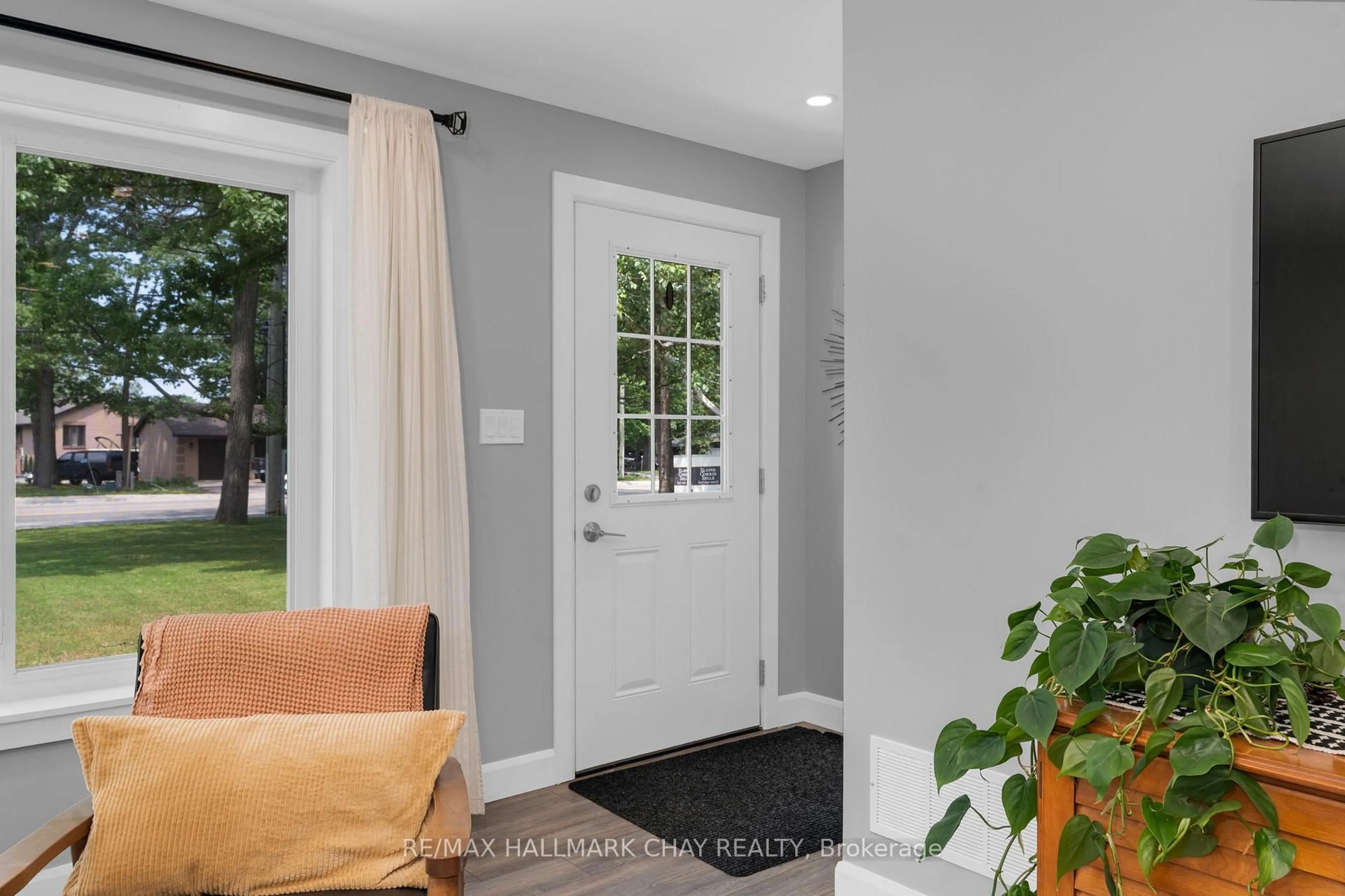 Indoor entryway for 1853 River Rd, Wasaga Beach Ontario L9Z 1L1