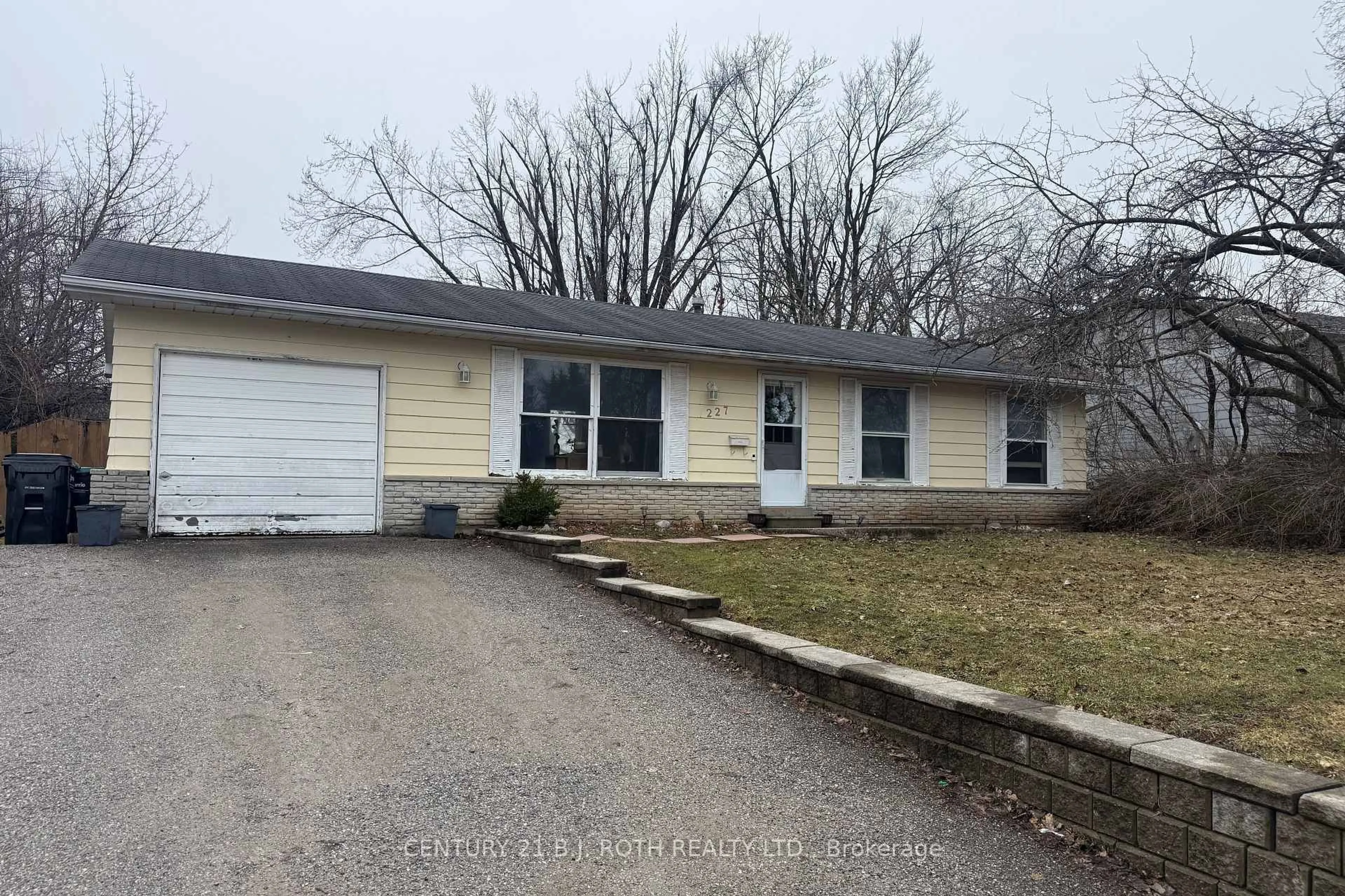 Home with vinyl exterior material, street for 227 Pine Dr, Barrie Ontario L4N 4H6