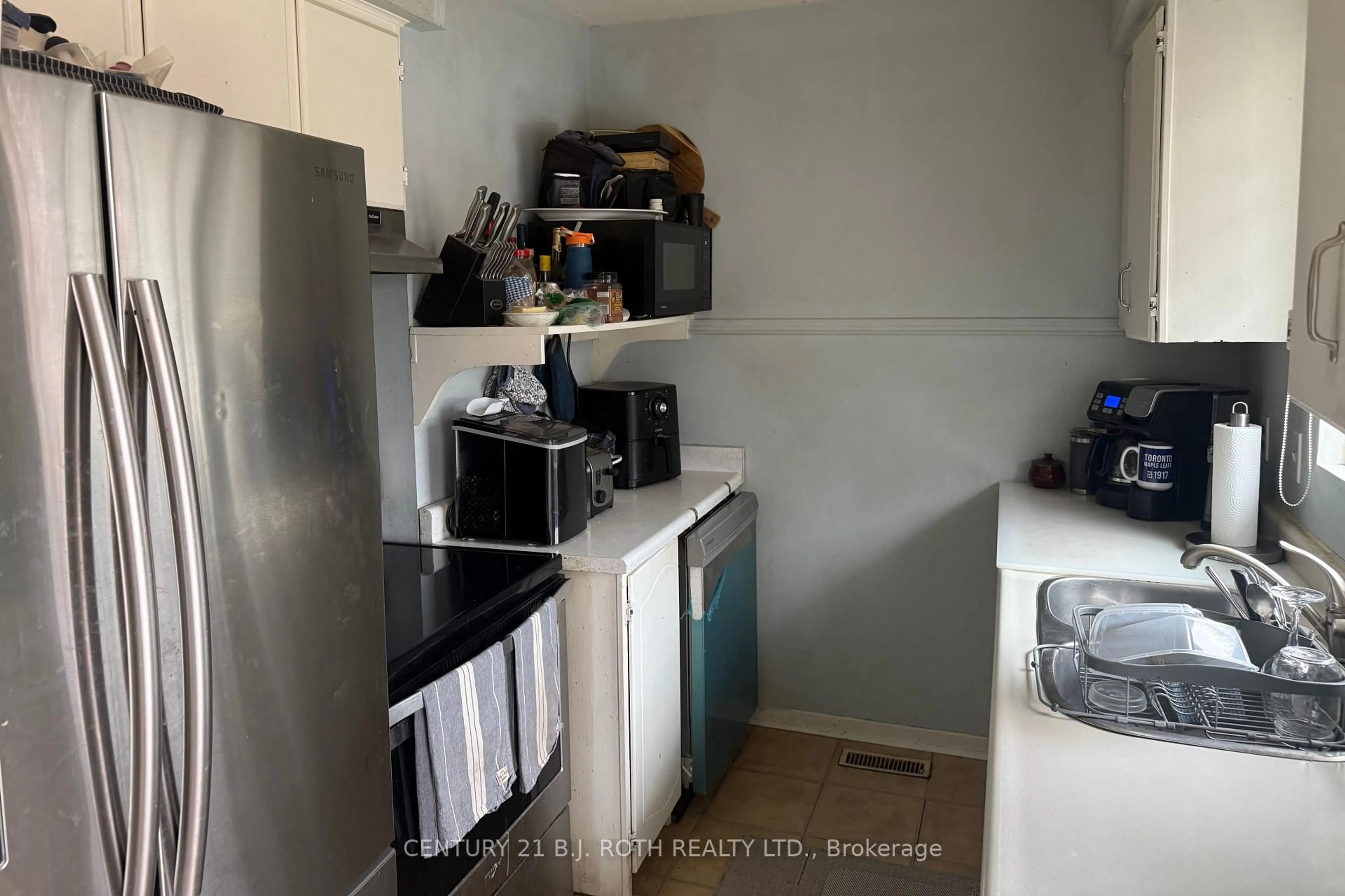 Standard kitchen, unknown for 227 Pine Dr, Barrie Ontario L4N 4H6