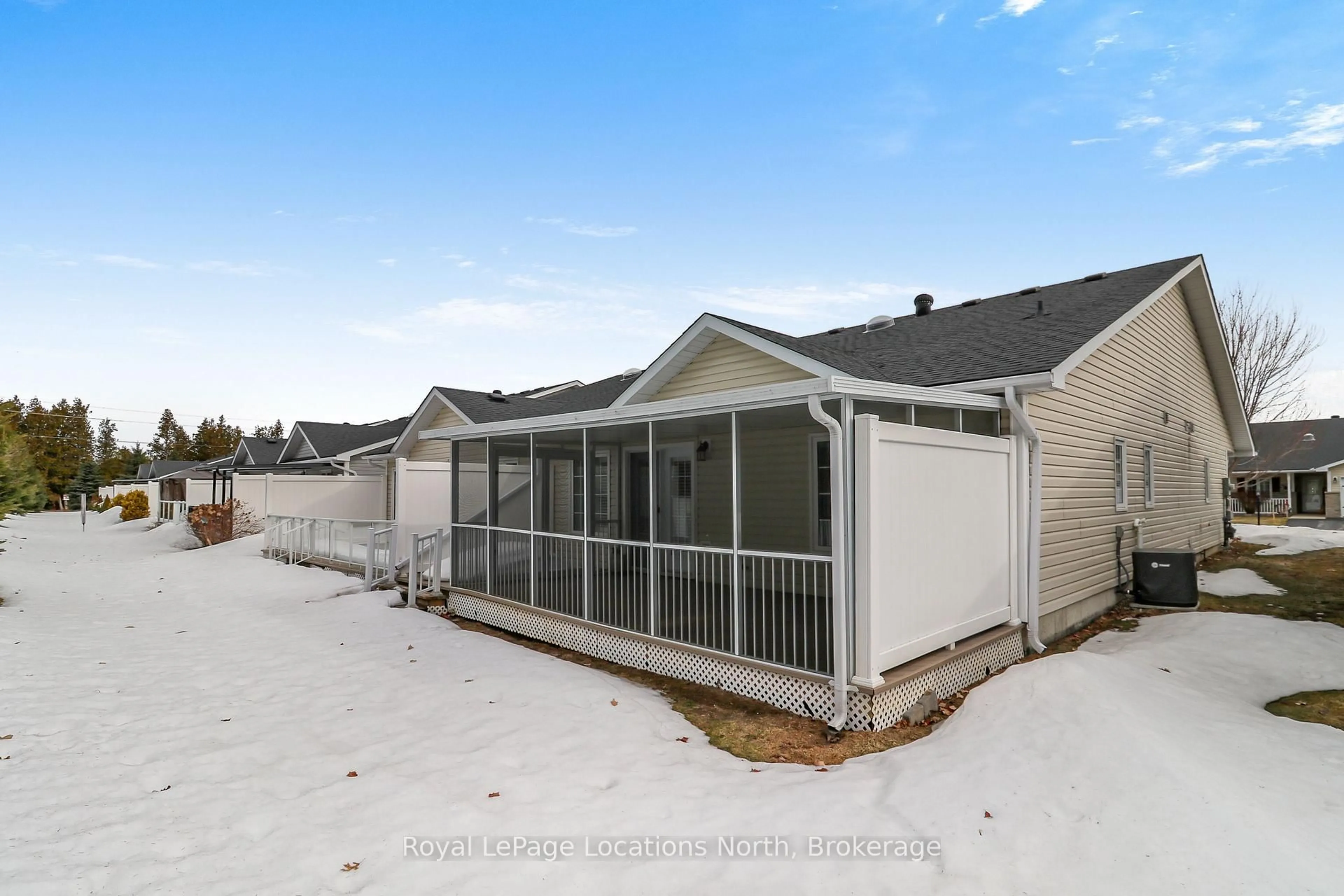 Home with vinyl exterior material, unknown for 16 New York Ave, Wasaga Beach Ontario L9Z 3A8