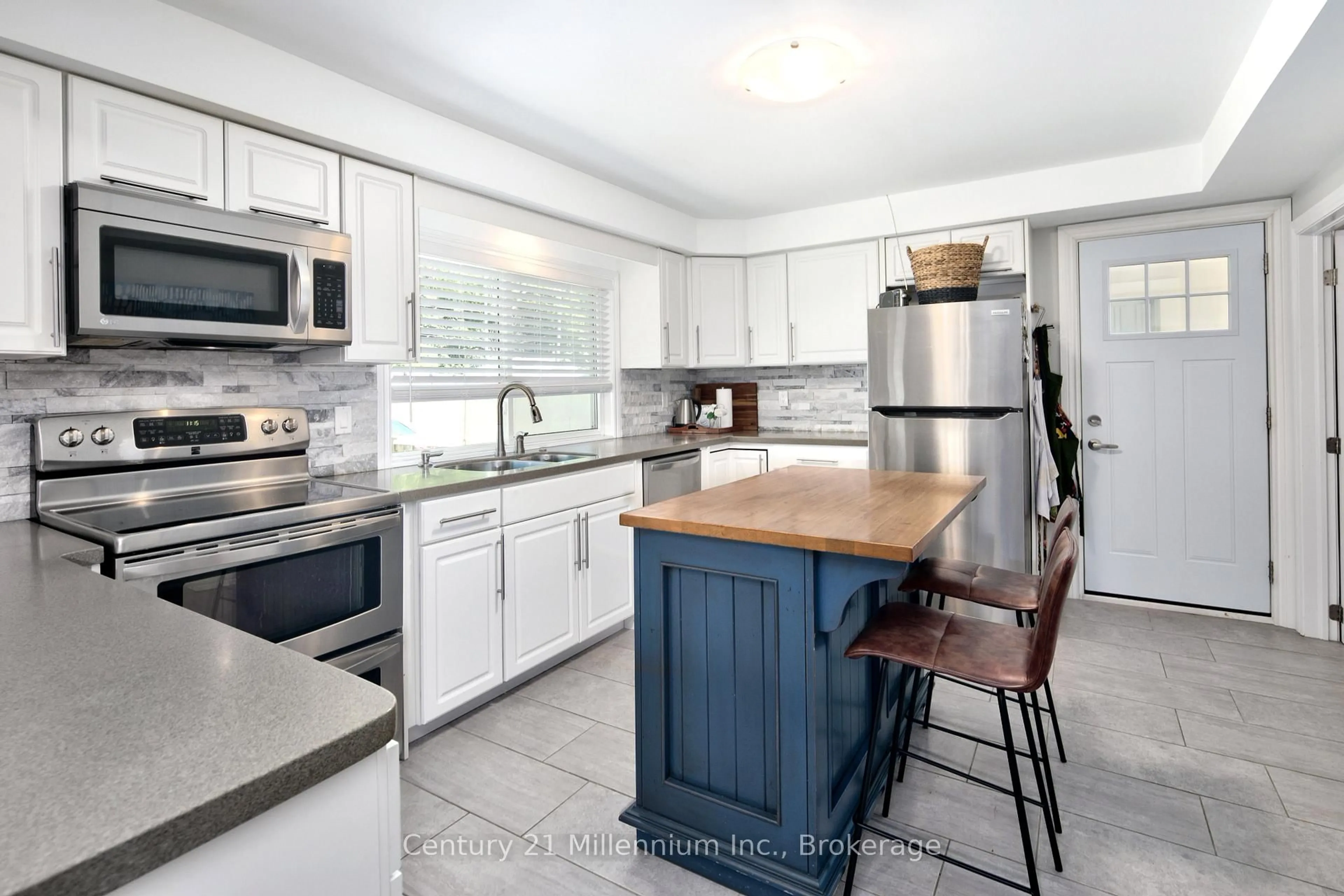 Open concept kitchen, unknown for 5 Bells Park Rd, Wasaga Beach Ontario L9Z 2X2