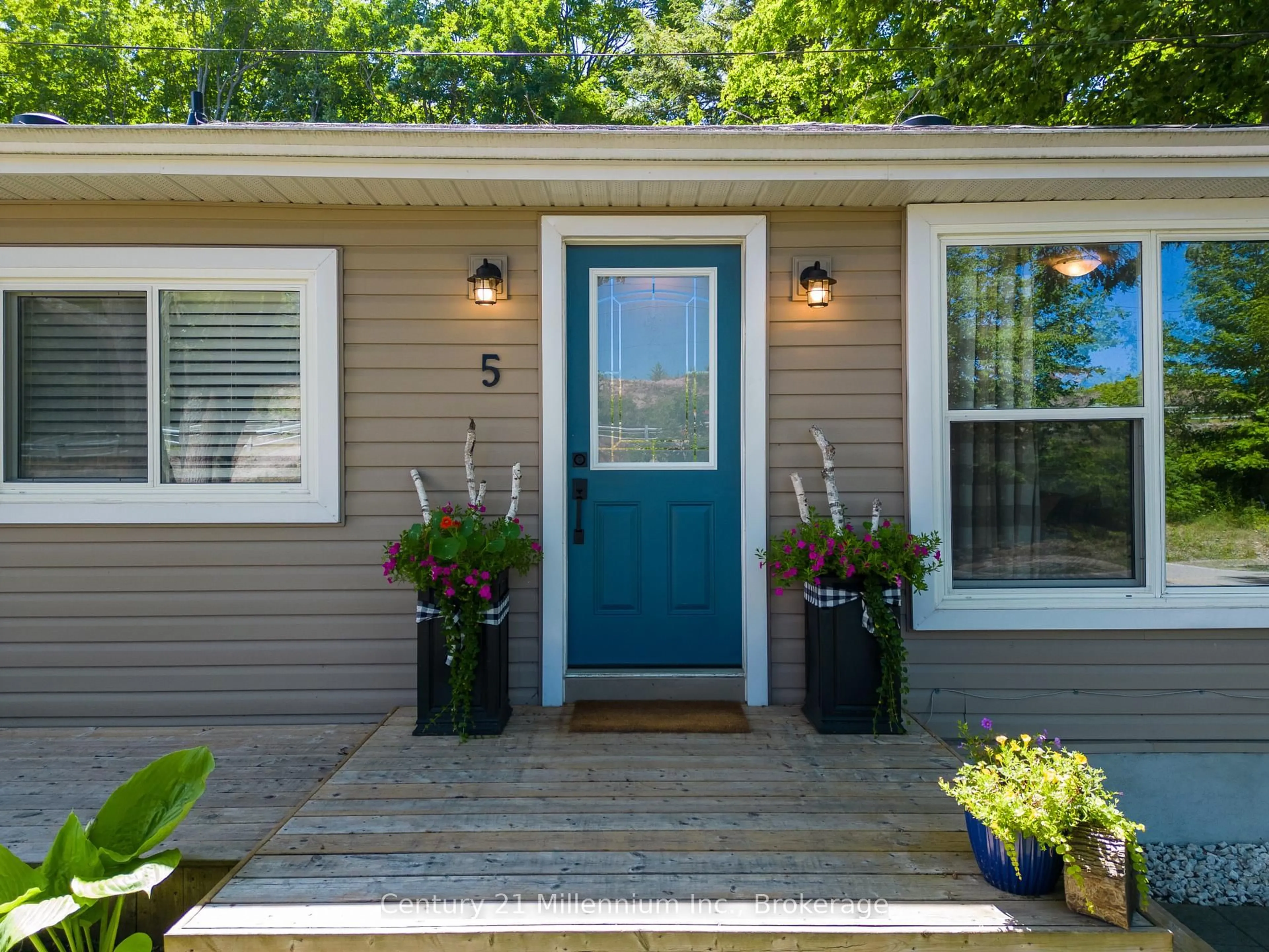 Home with vinyl exterior material, street for 5 Bells Park Rd, Wasaga Beach Ontario L9Z 2X2