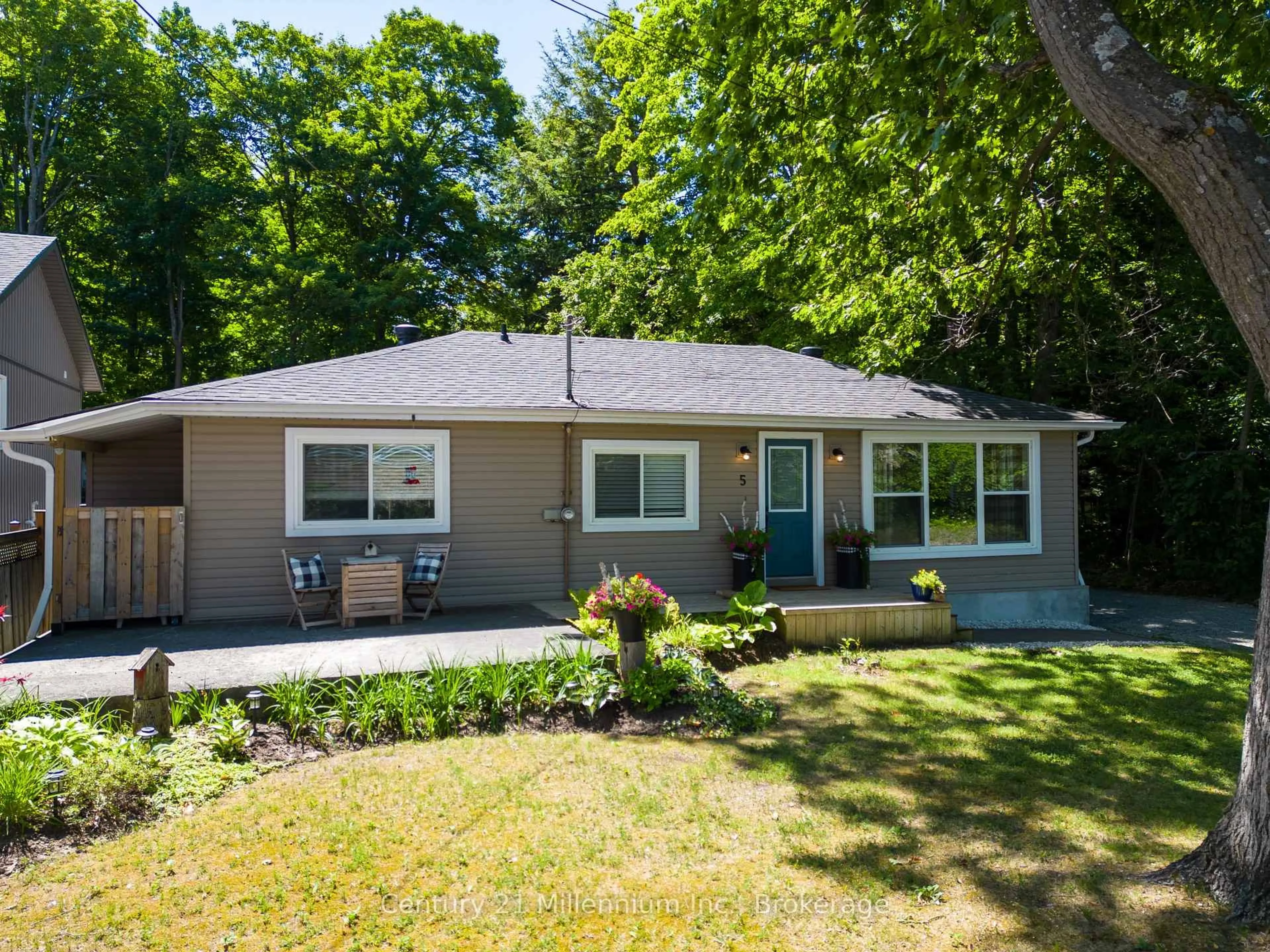 Home with vinyl exterior material, street for 5 Bells Park Rd, Wasaga Beach Ontario L9Z 2X2