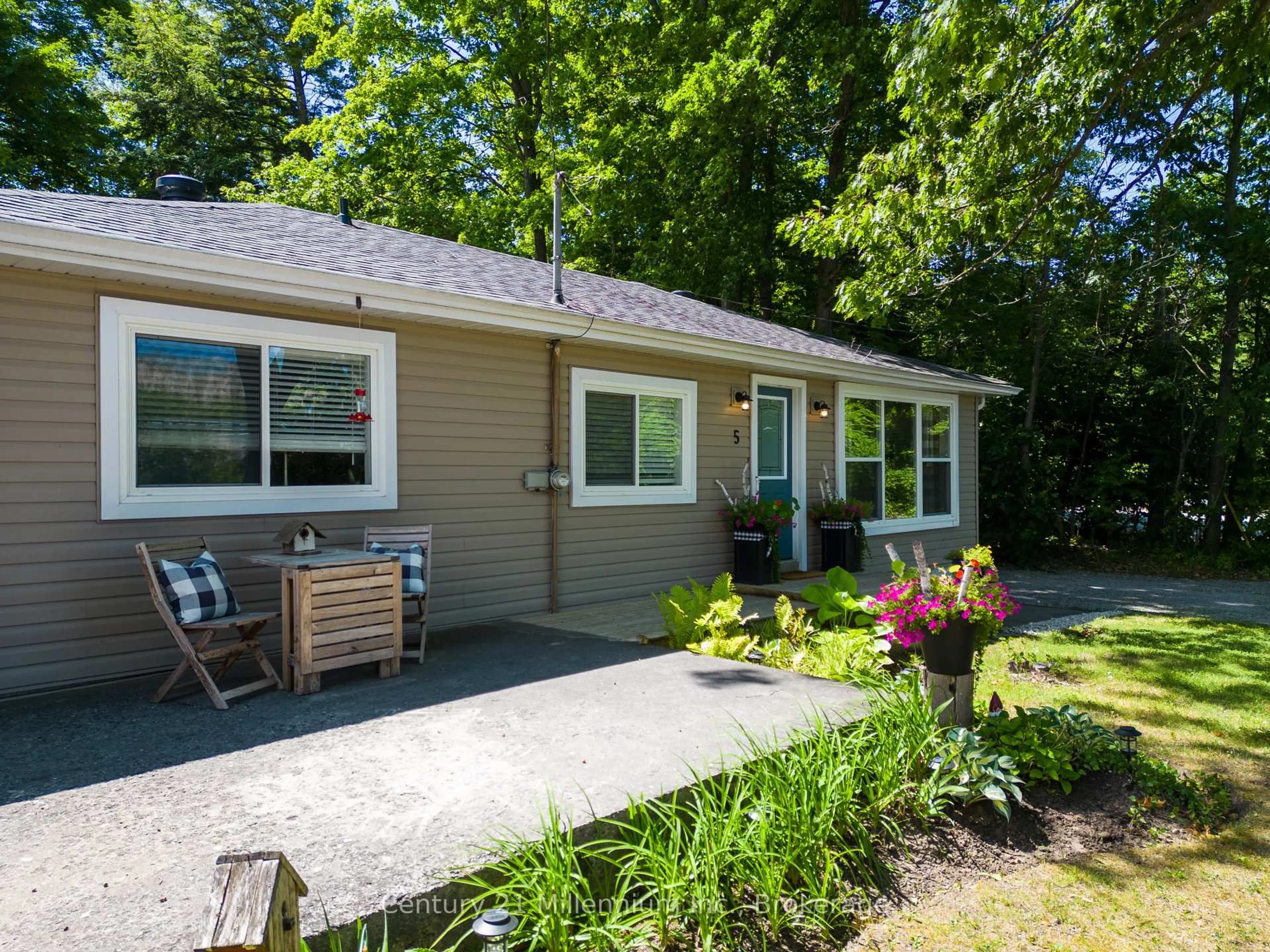 Home with vinyl exterior material, street for 5 Bells Park Rd, Wasaga Beach Ontario L9Z 2X2