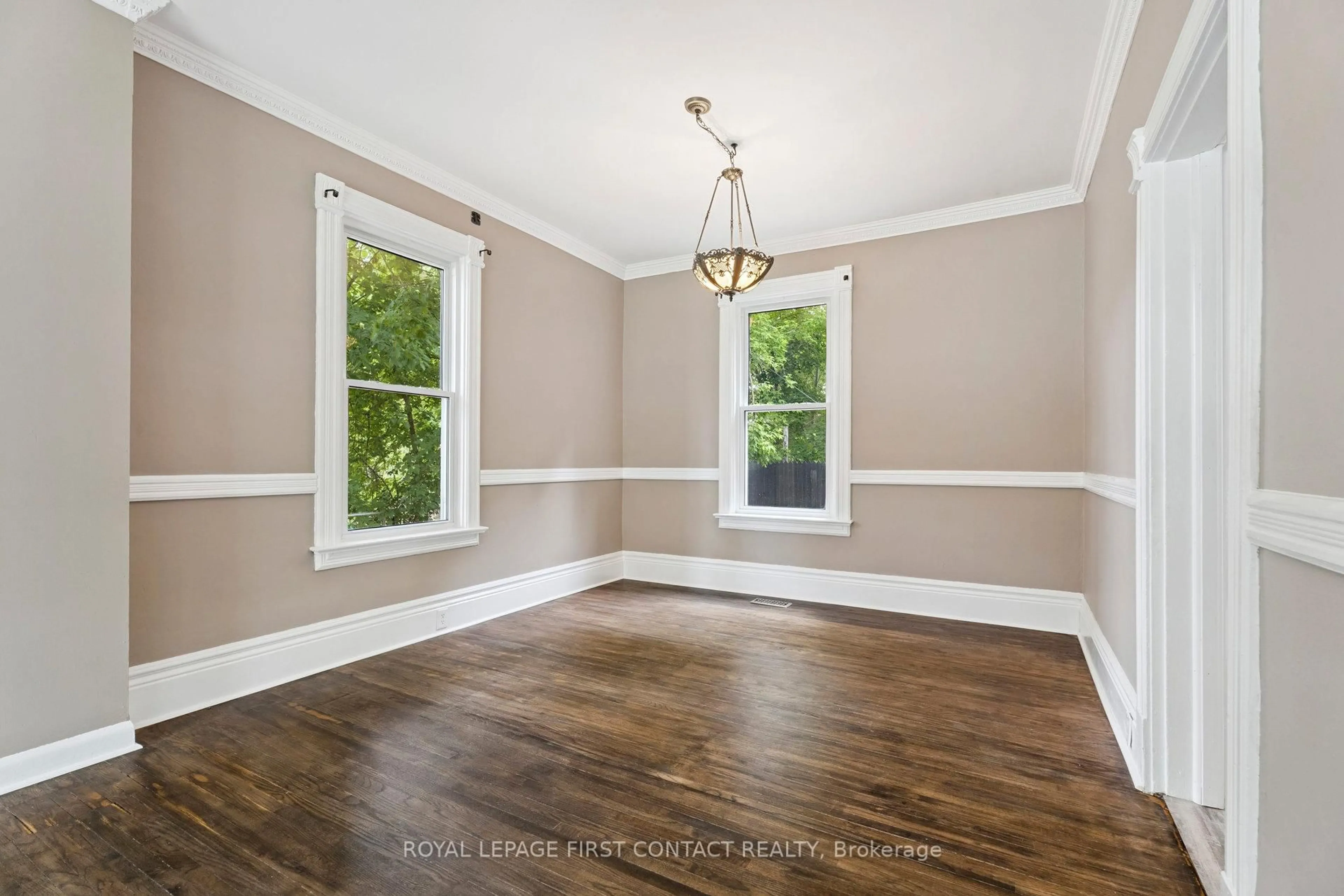 Dining room, wood/laminate floor for 55 Burton Ave, Barrie Ontario L4N 2R5