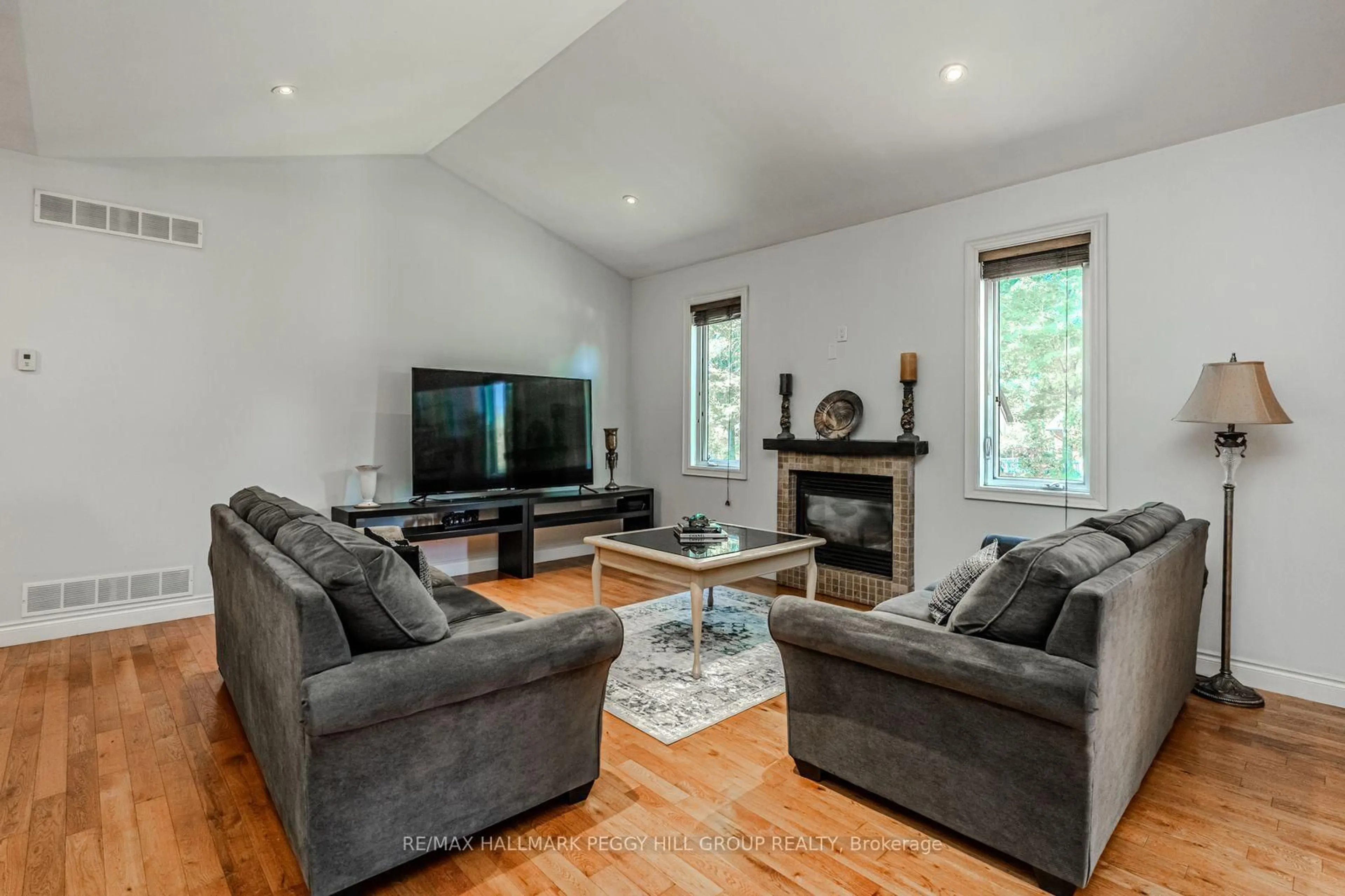 Living room with furniture, wood/laminate floor for 122 Trout Lane, Tiny Ontario L9M 0J1