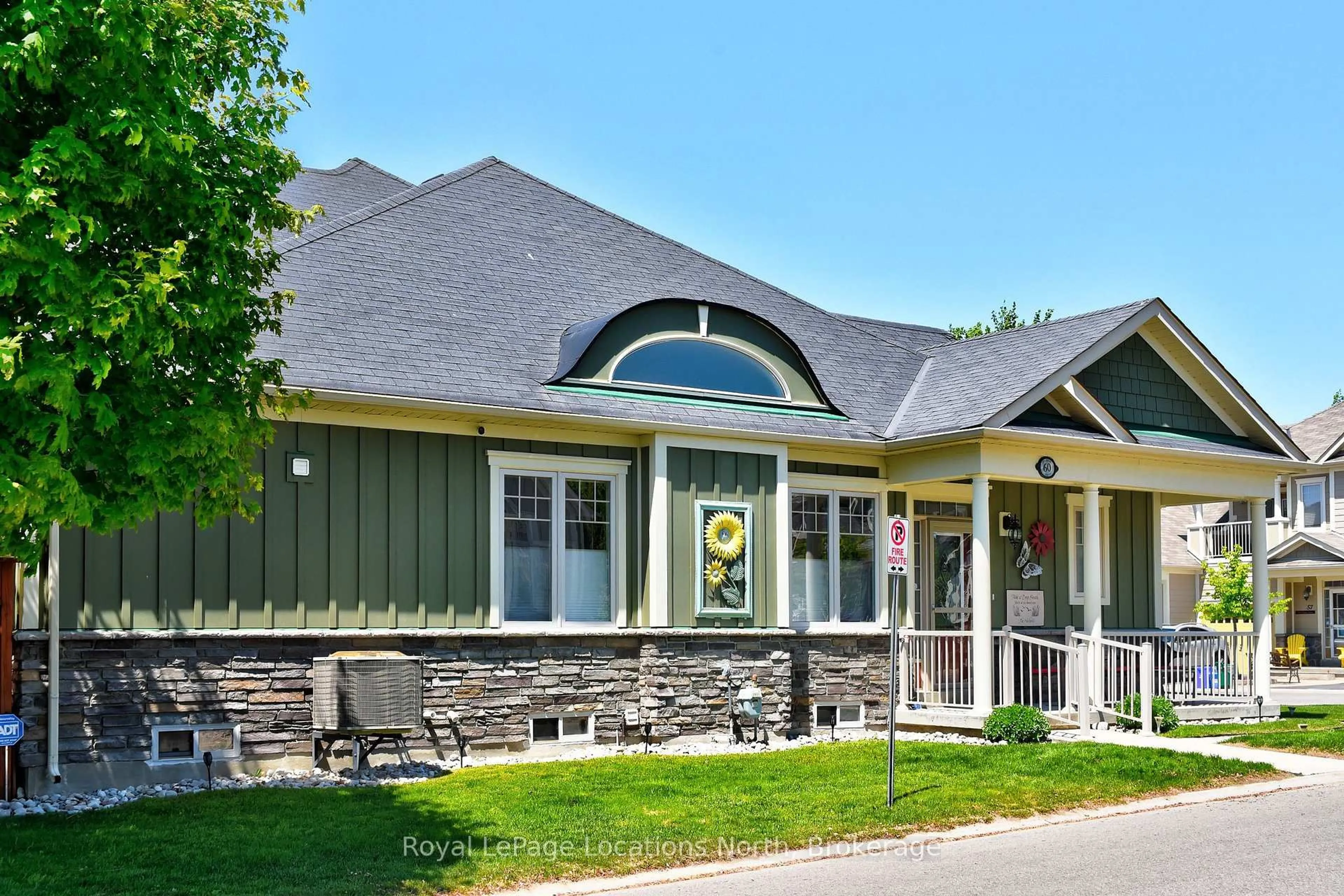 Home with vinyl exterior material, mountain view for 60 SAVANNAH Cres, Wasaga Beach Ontario L9Z 0E7