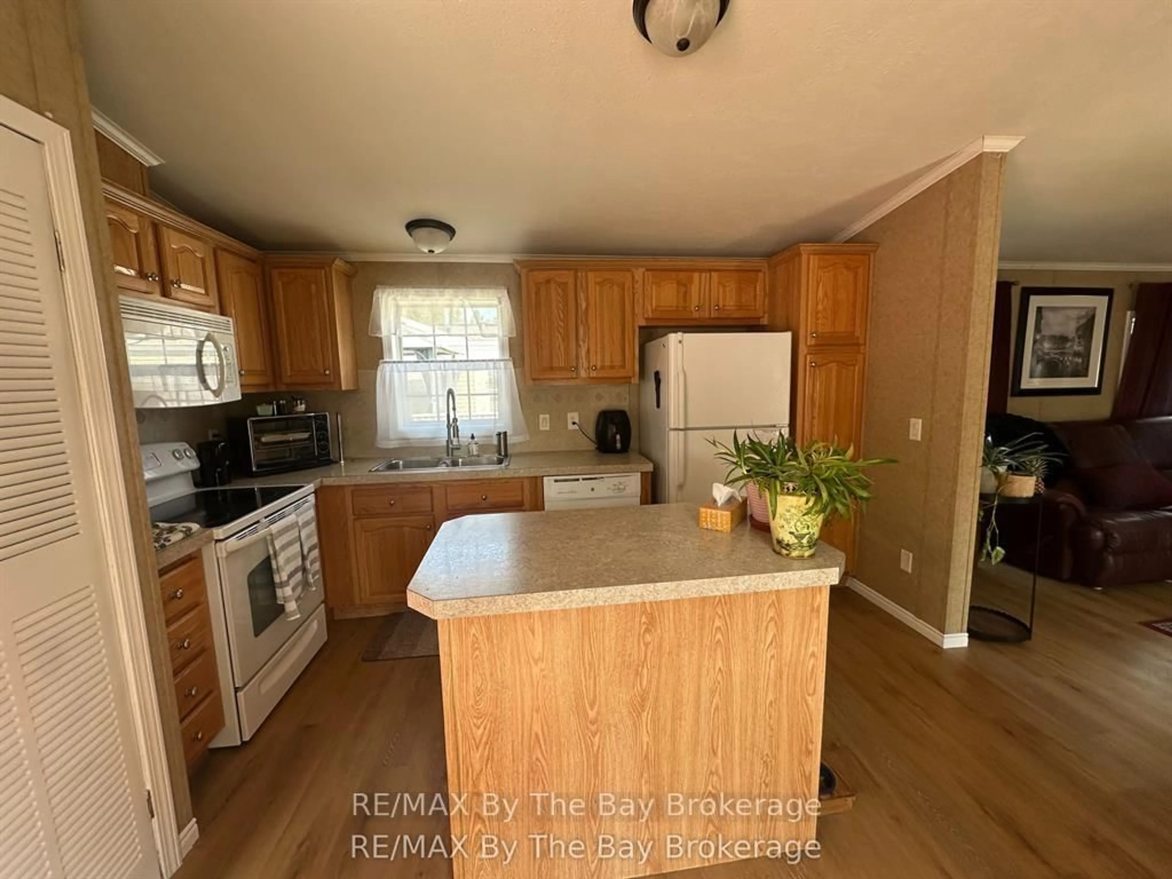 Open concept kitchen, wood/laminate floor for 40 Georgian Glen Dr, Wasaga Beach Ontario L9Z 1K7