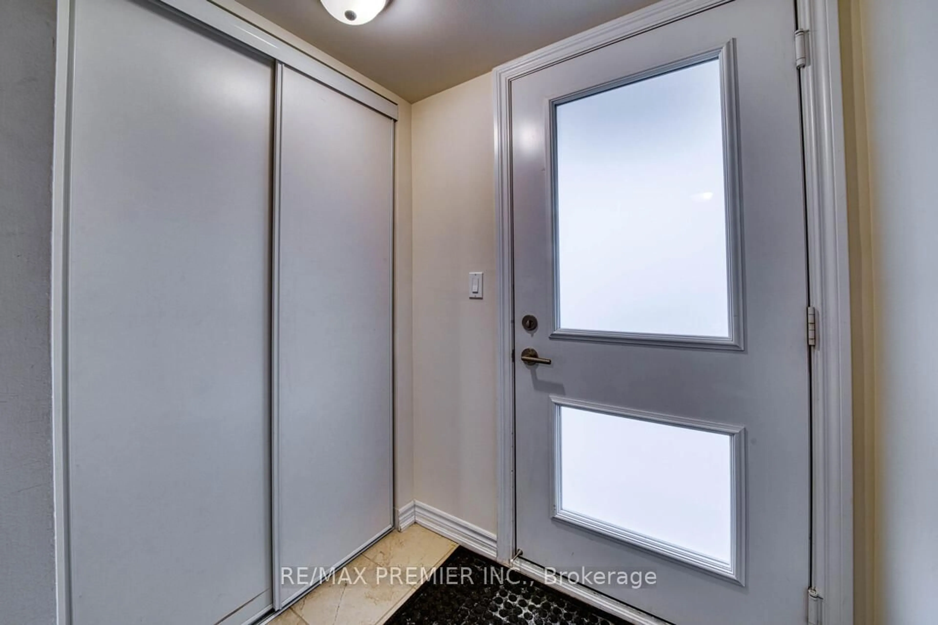 Indoor entryway for 2 Cove Crt #302, Collingwood Ontario L9Y 0Y6