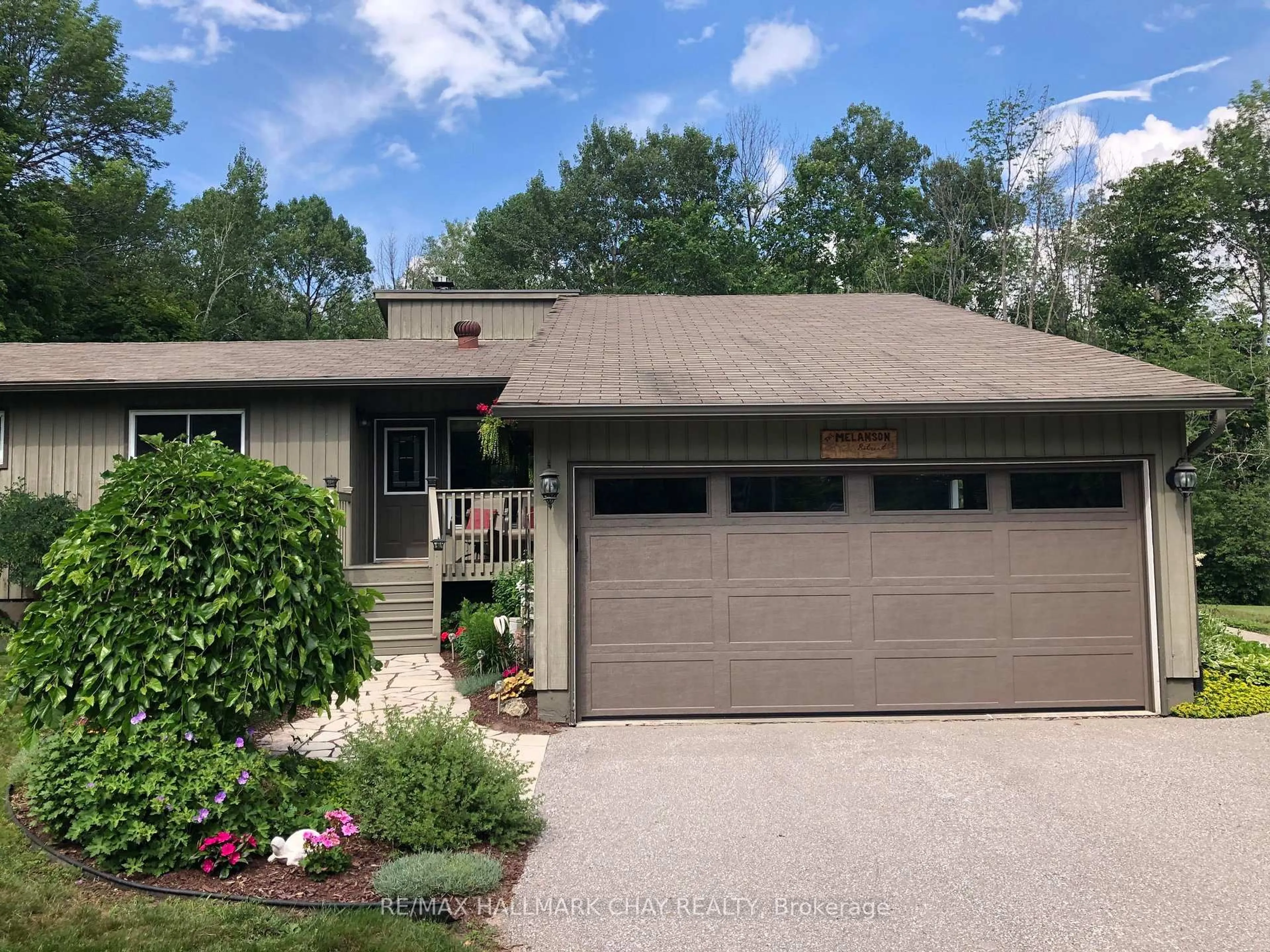 Home with vinyl exterior material, street for 1075 6 Line, Oro-Medonte Ontario L0L 2E0