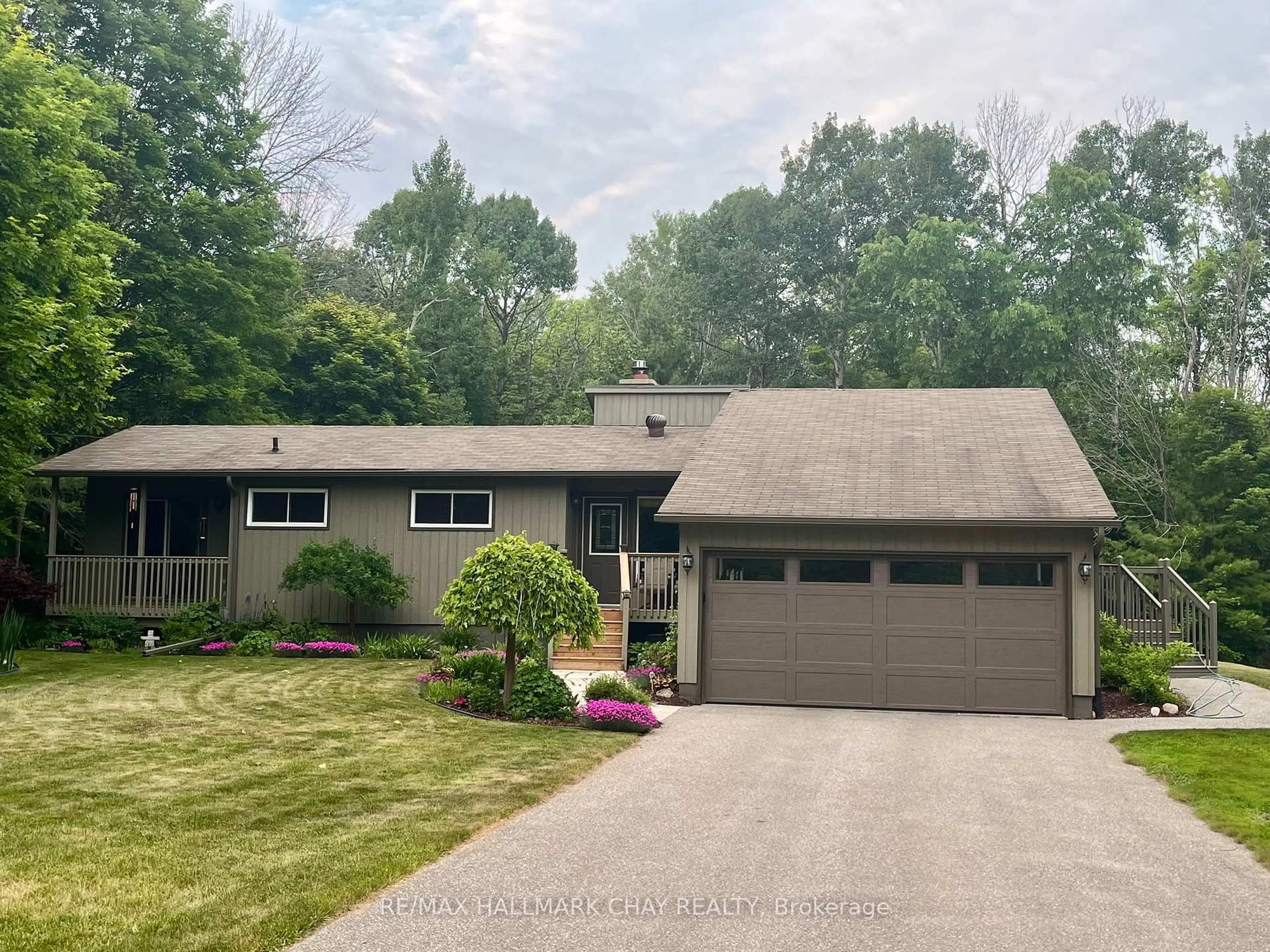 Home with vinyl exterior material, street for 1075 6 Line, Oro-Medonte Ontario L0L 2E0