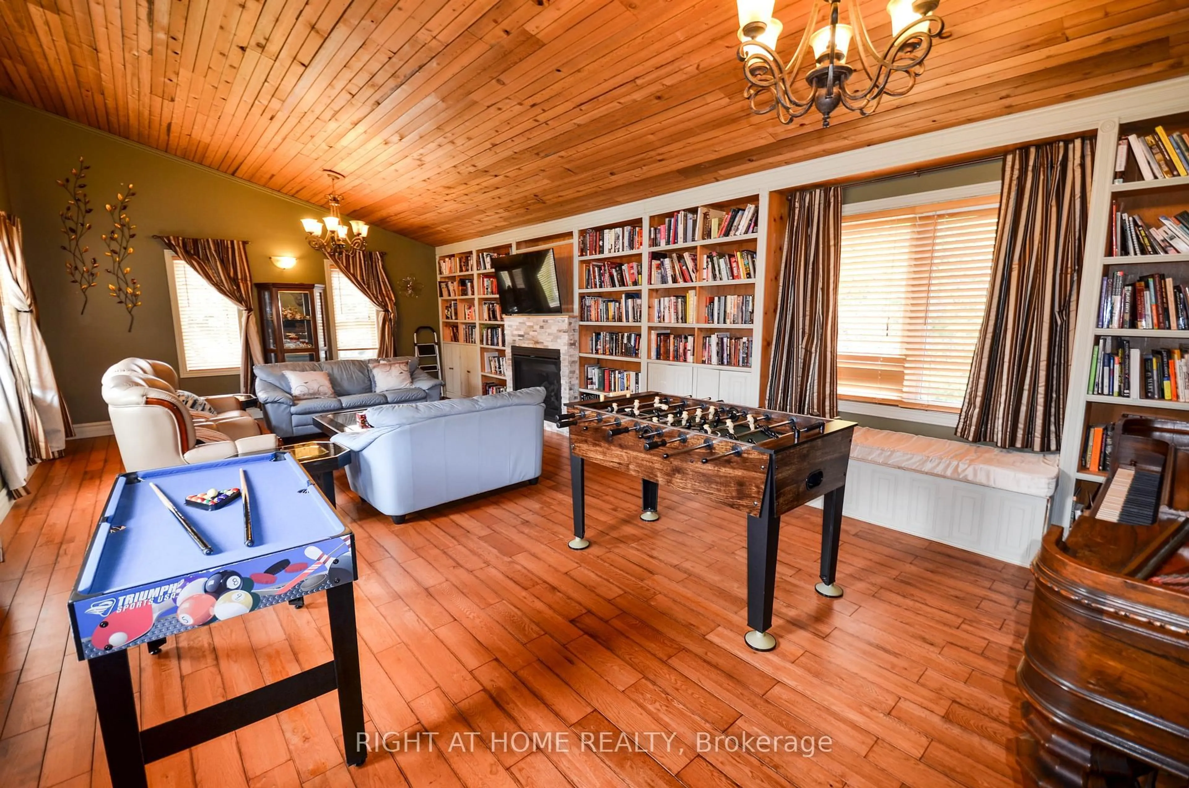 Living room with furniture, wood/laminate floor for 49 WINFIELD Dr, Tay Ontario L0K 2A0