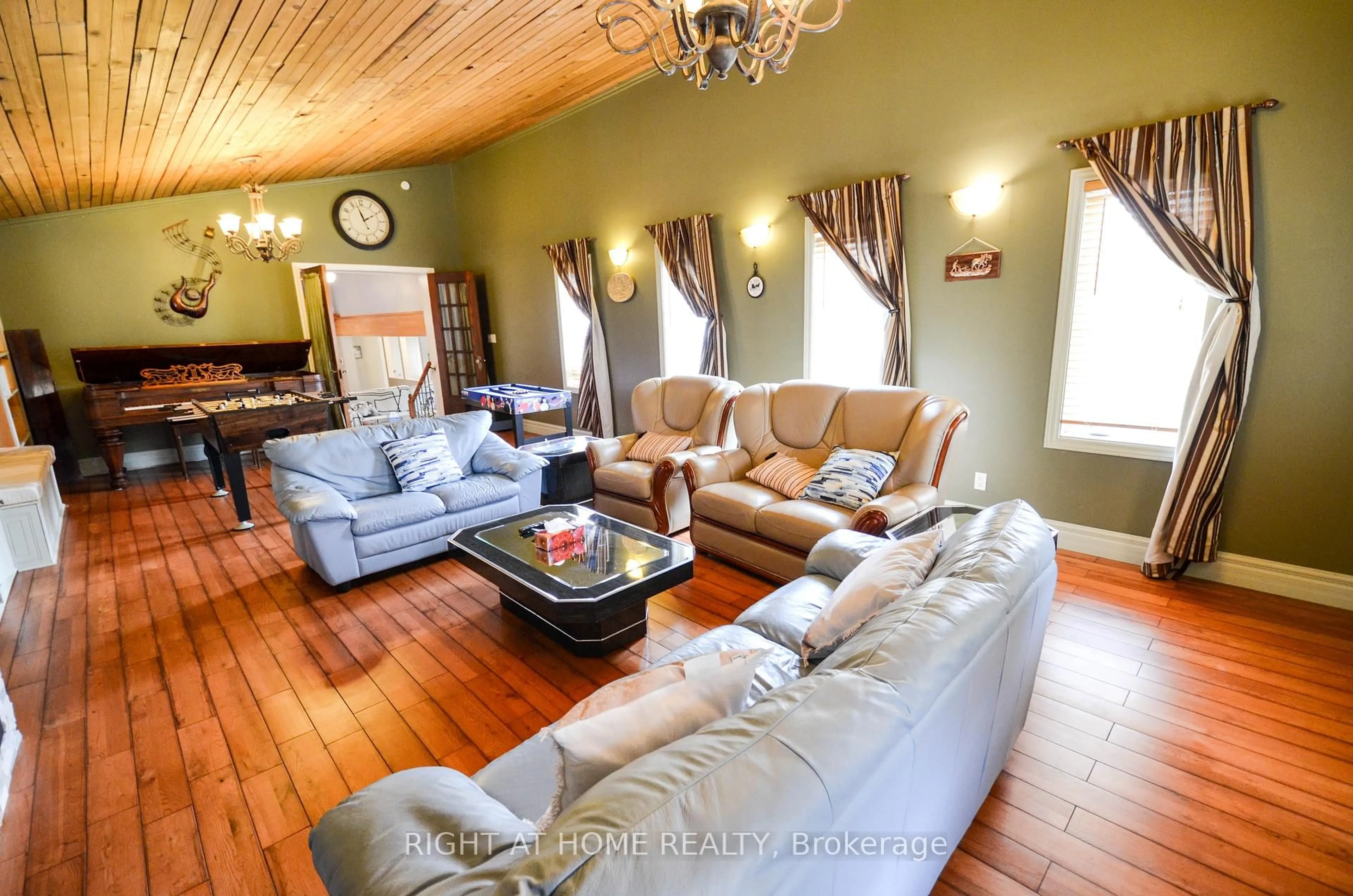 Living room with furniture, wood/laminate floor for 49 WINFIELD Dr, Tay Ontario L0K 2A0