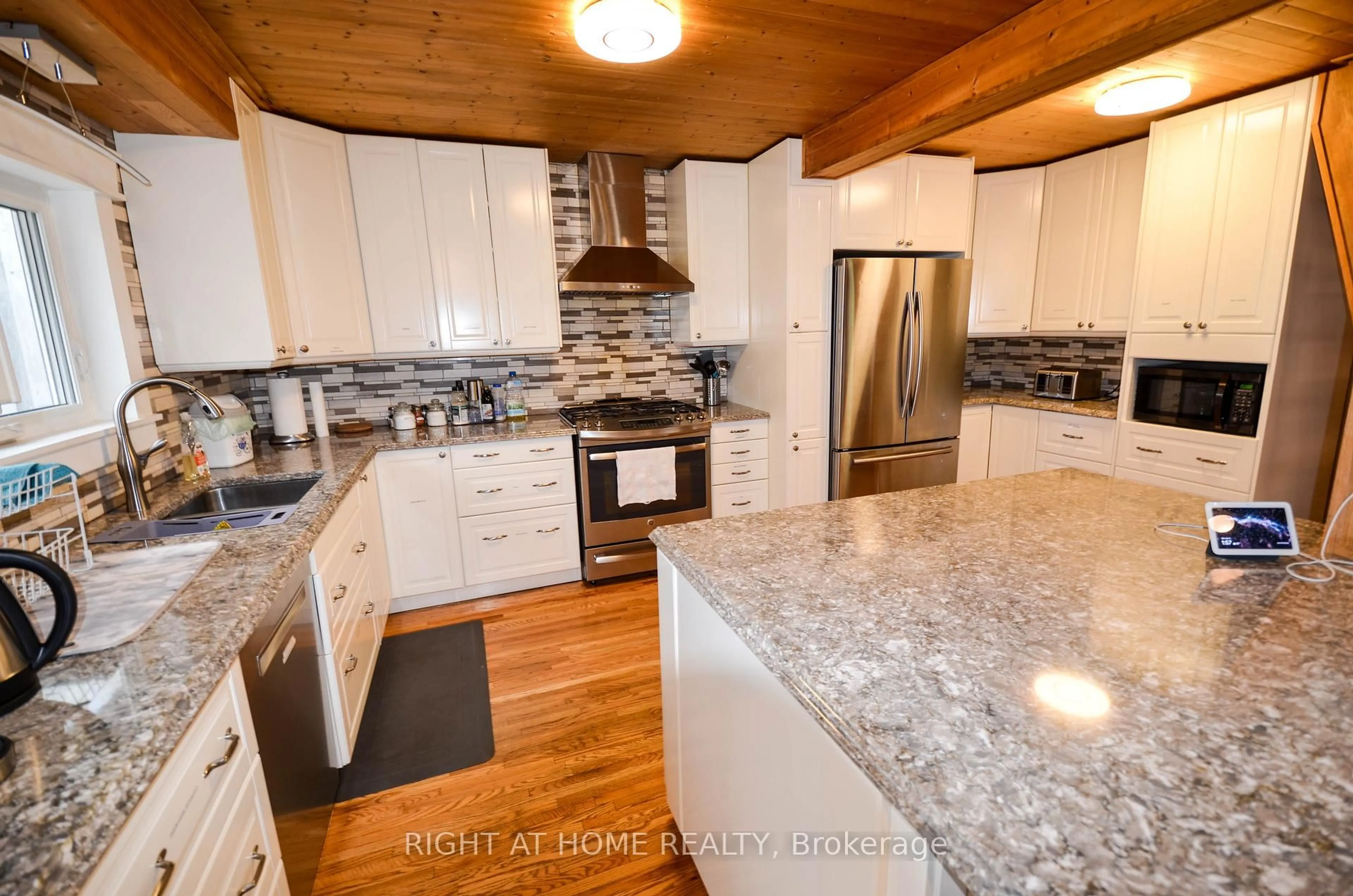 Open concept kitchen, wood/laminate floor for 49 WINFIELD Dr, Tay Ontario L0K 2A0
