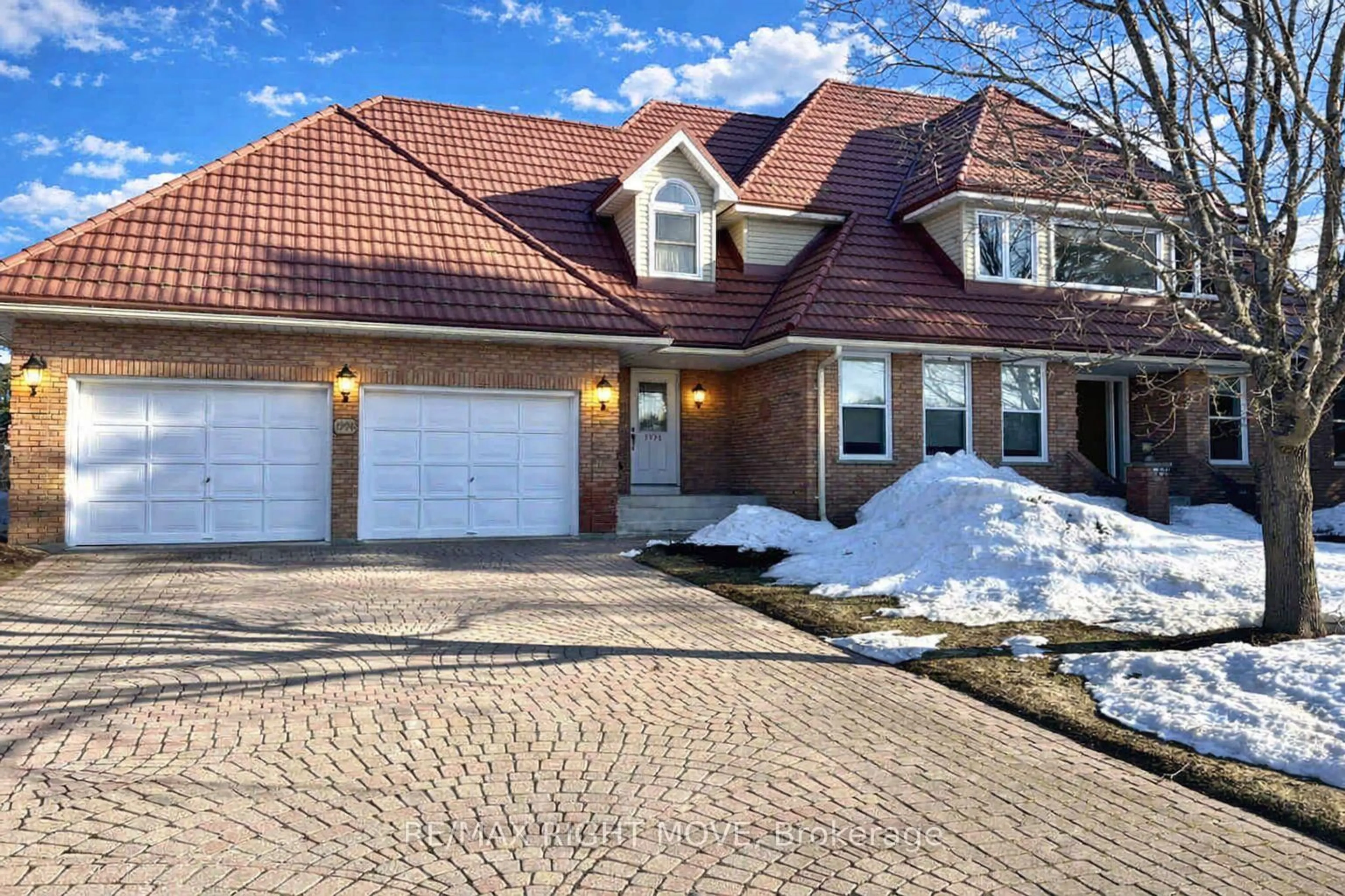 Home with brick exterior material, street for 1998 Voyageur Circ, Severn Ontario L3V 7L3