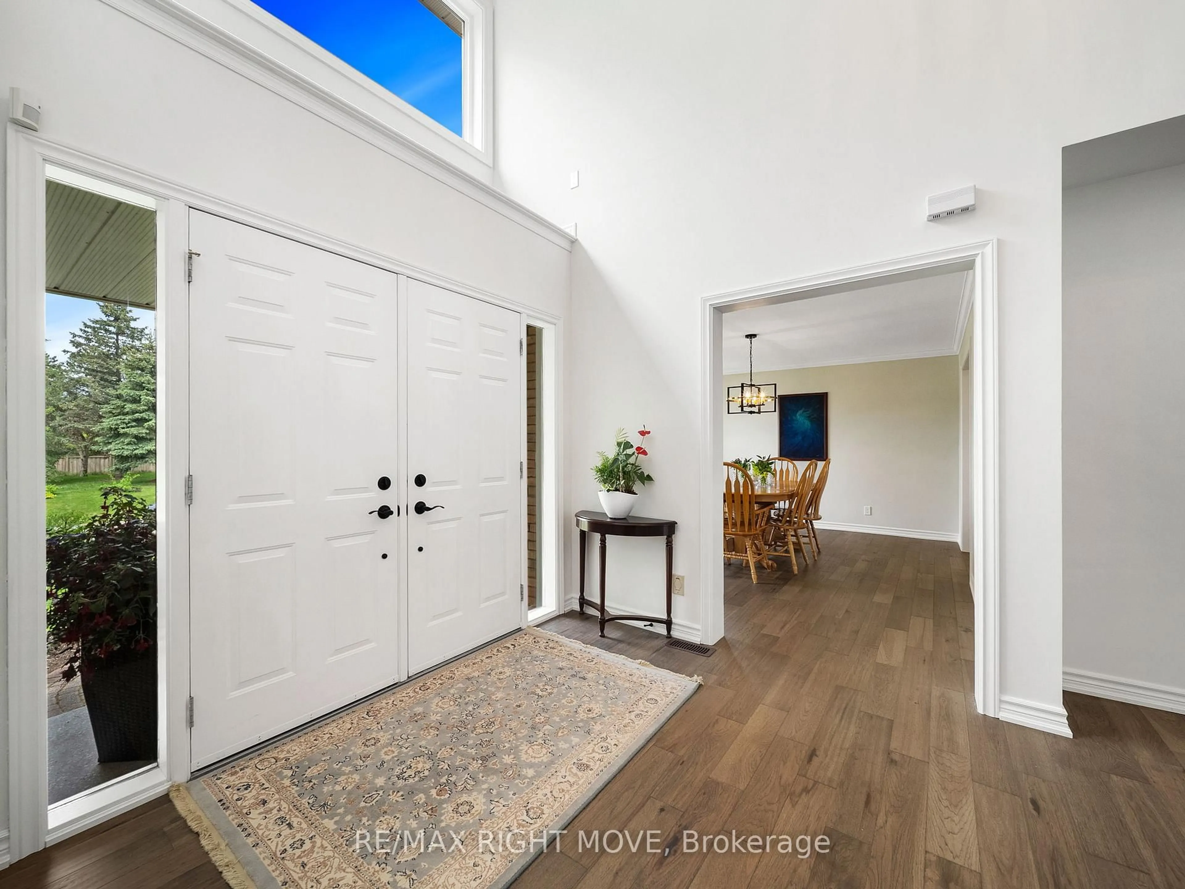 Indoor entryway for 1998 Voyageur Circ, Severn Ontario L3V 7L3