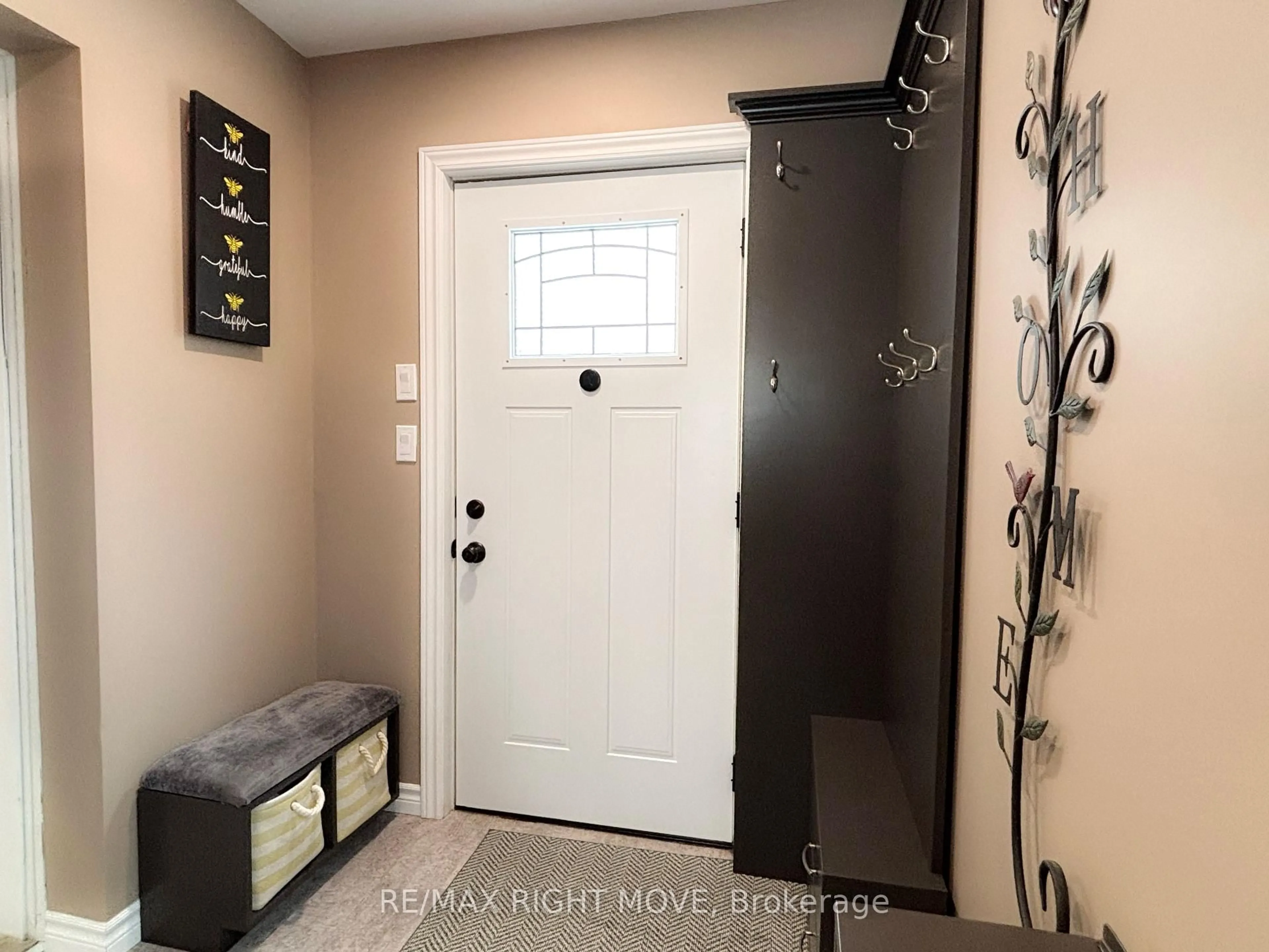 Indoor entryway for 107 Jarvis St, Orillia Ontario L3V 2A4