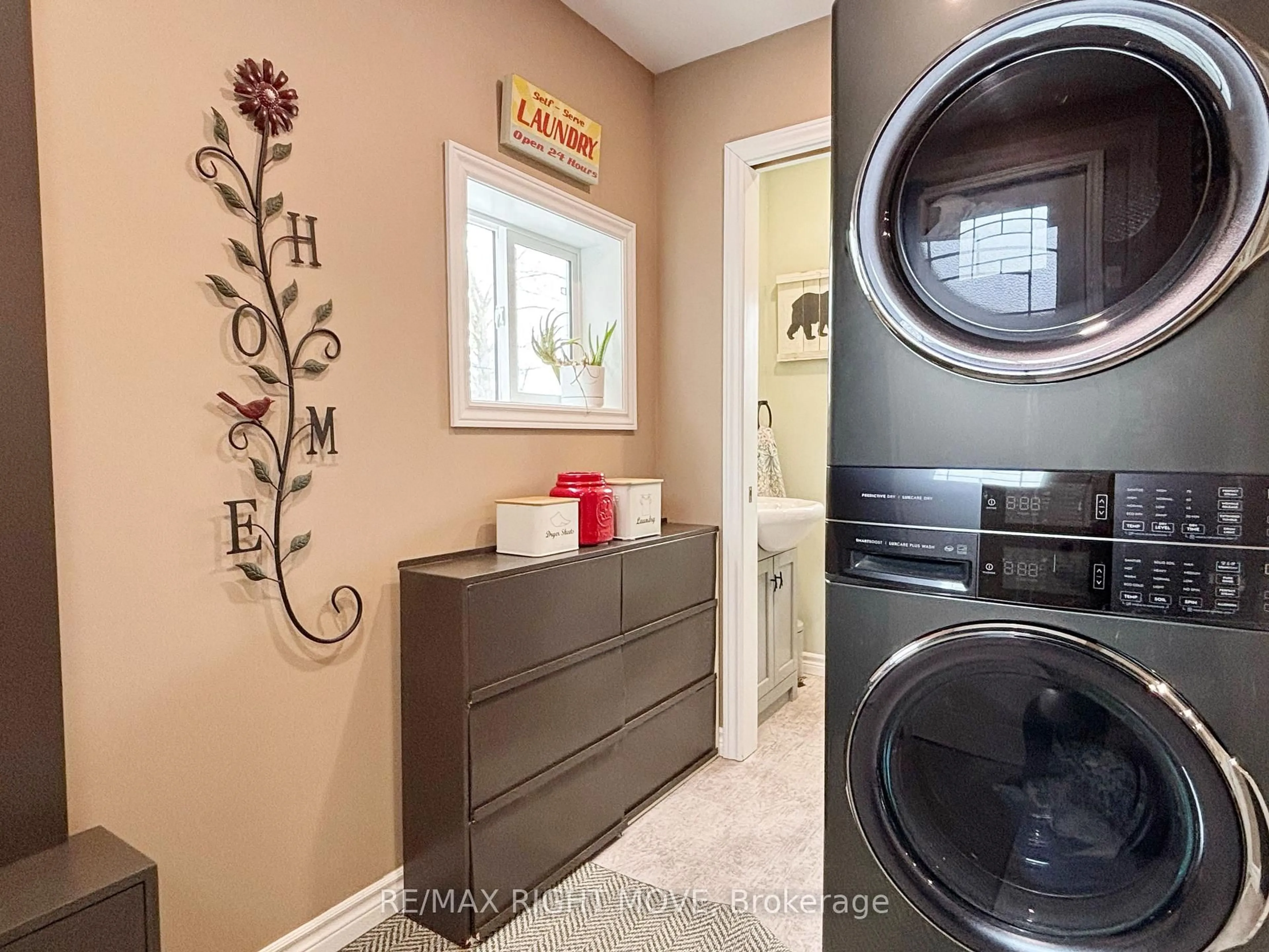 Laundry room for 107 Jarvis St, Orillia Ontario L3V 2A4
