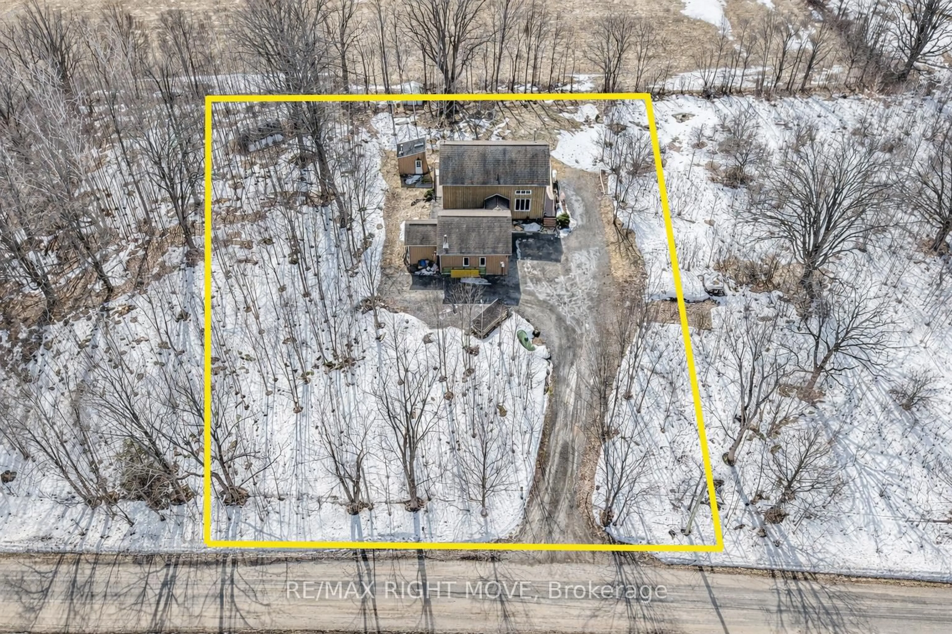A pic from outside/outdoor area/front of a property/back of a property/a pic from drone, building for 2018 Uhthoff Line, Severn Ontario L3V 7E9