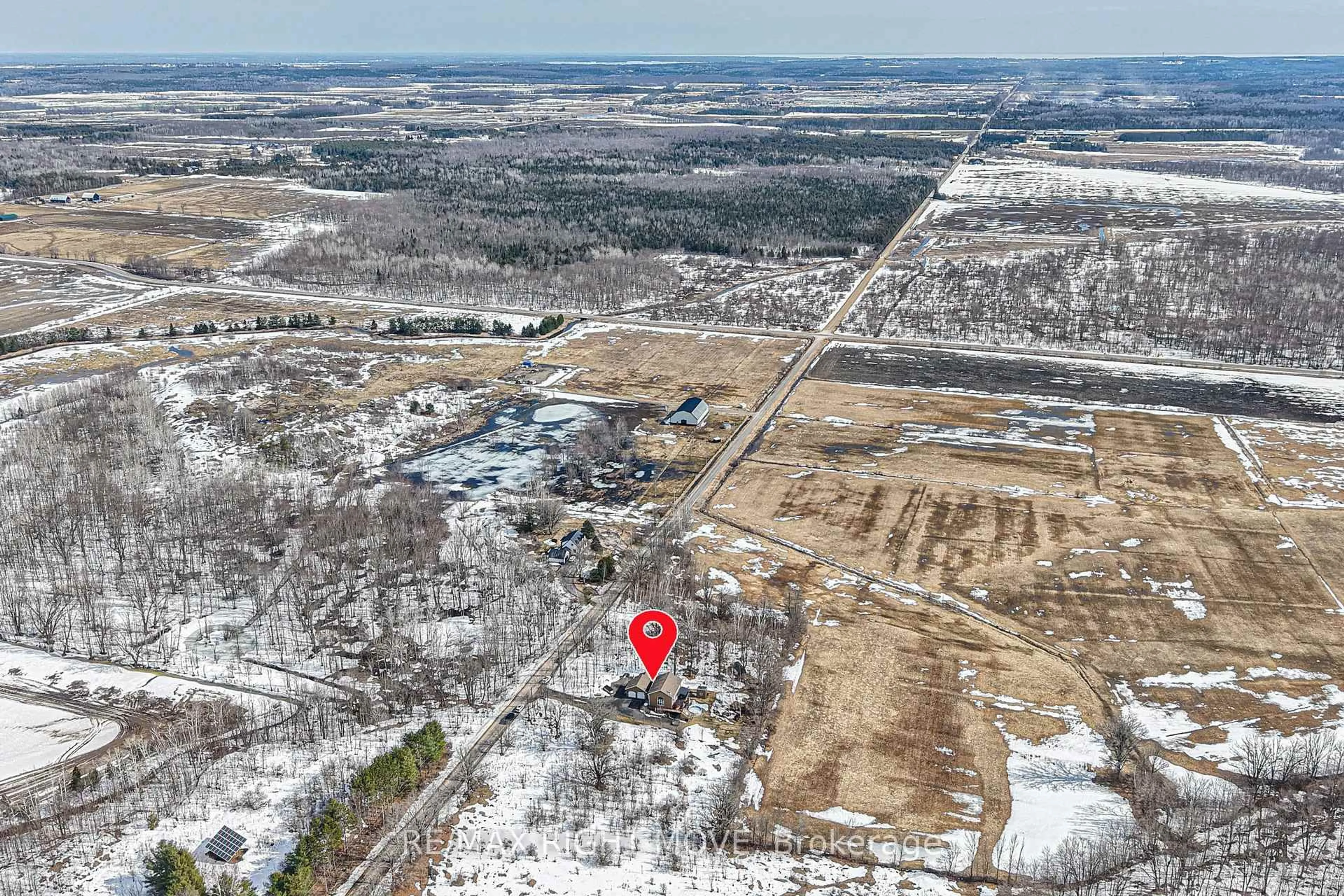 A pic from outside/outdoor area/front of a property/back of a property/a pic from drone, unknown for 2018 Uhthoff Line, Severn Ontario L3V 7E9