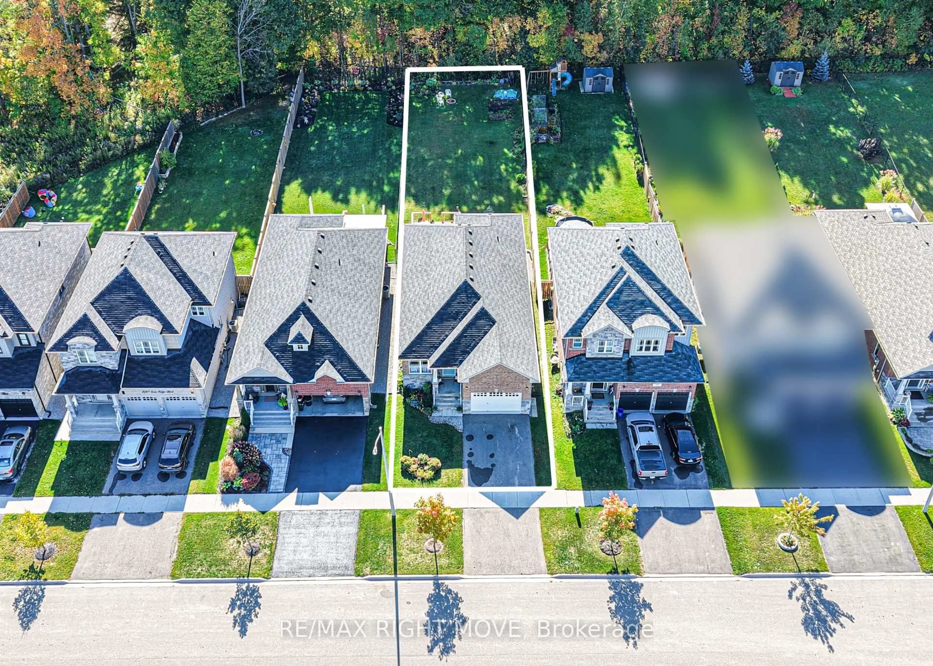 A pic from outside/outdoor area/front of a property/back of a property/a pic from drone, street for 2997 Stone Ridge Blvd, Orillia Ontario L3V 8J5