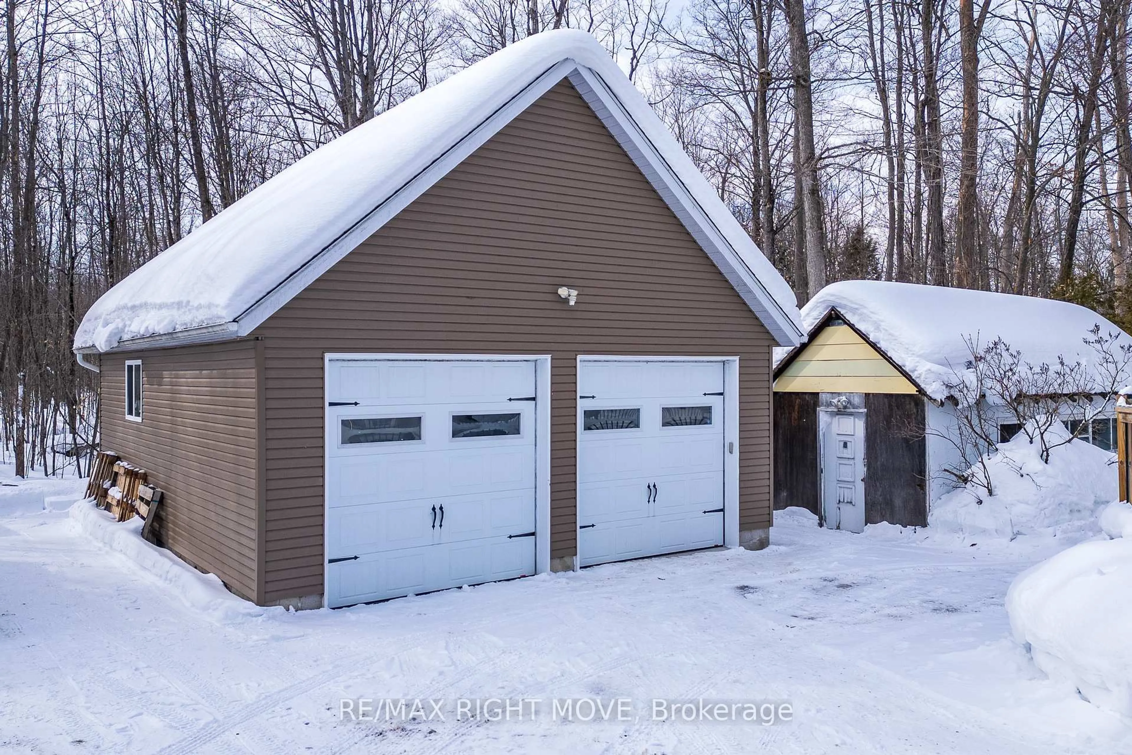 Indoor garage for 3304 Goldstein Rd, Severn Ontario L0K 2B0