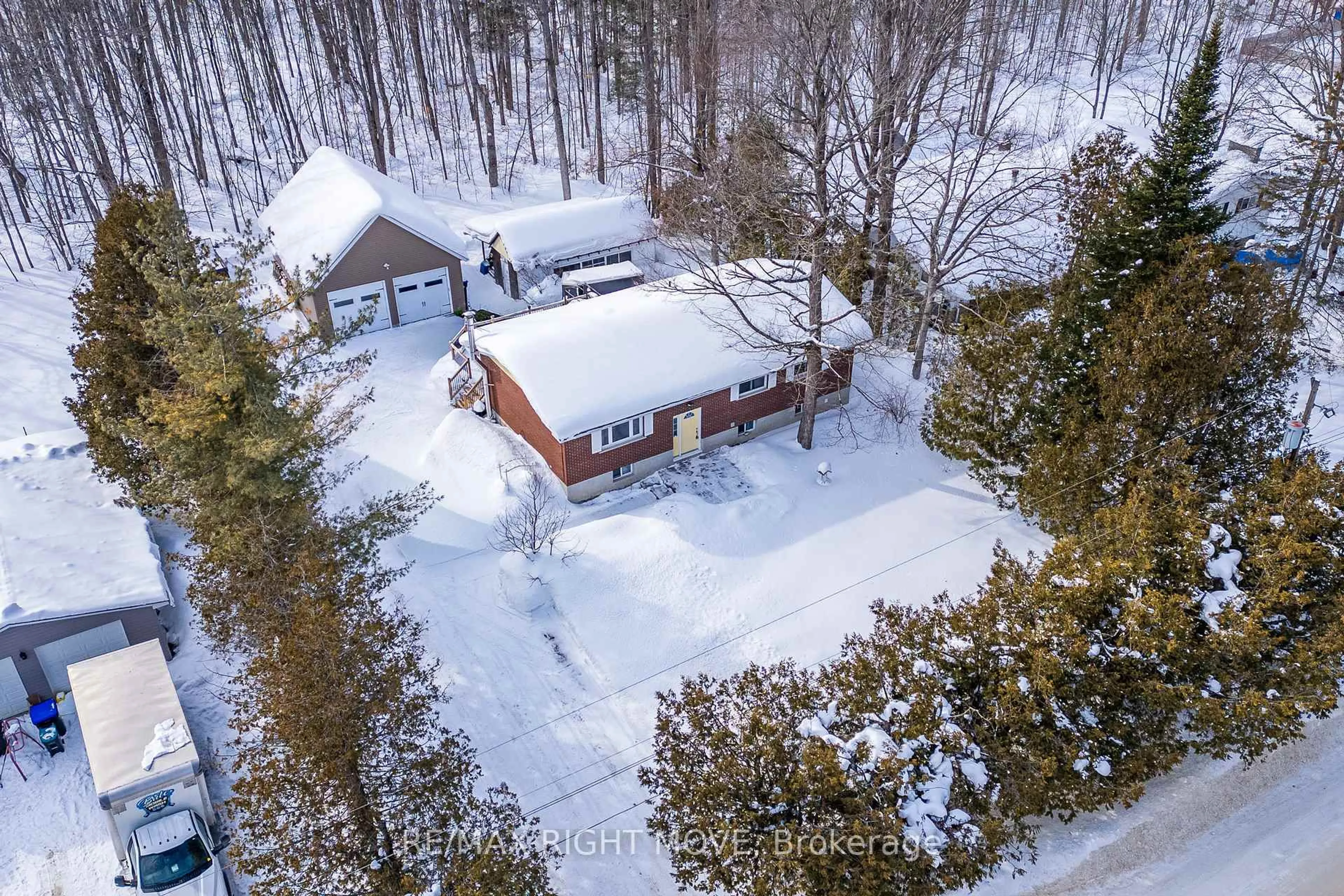 A pic from outside/outdoor area/front of a property/back of a property/a pic from drone, street for 3304 Goldstein Rd, Severn Ontario L0K 2B0