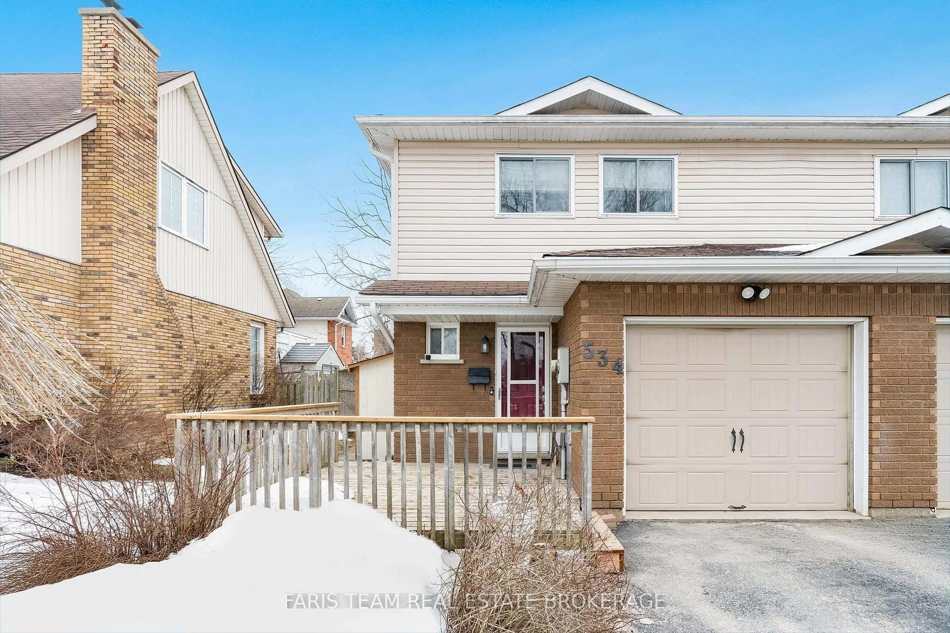 Home with vinyl exterior material, street for 534 Wellington St, Midland Ontario L4R 4W6