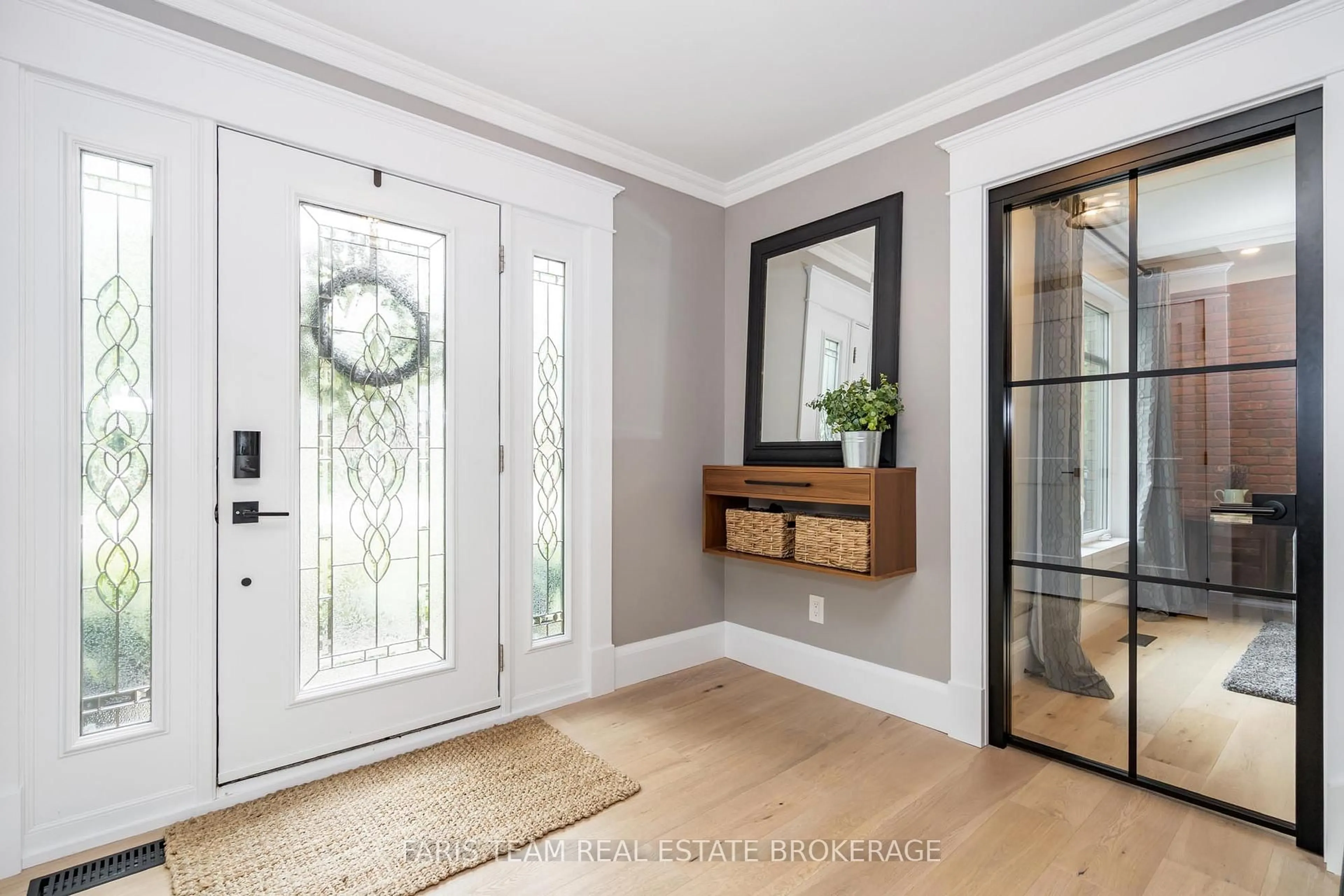 Indoor entryway for 8 Malta Cres, Springwater Ontario L9X 0P2