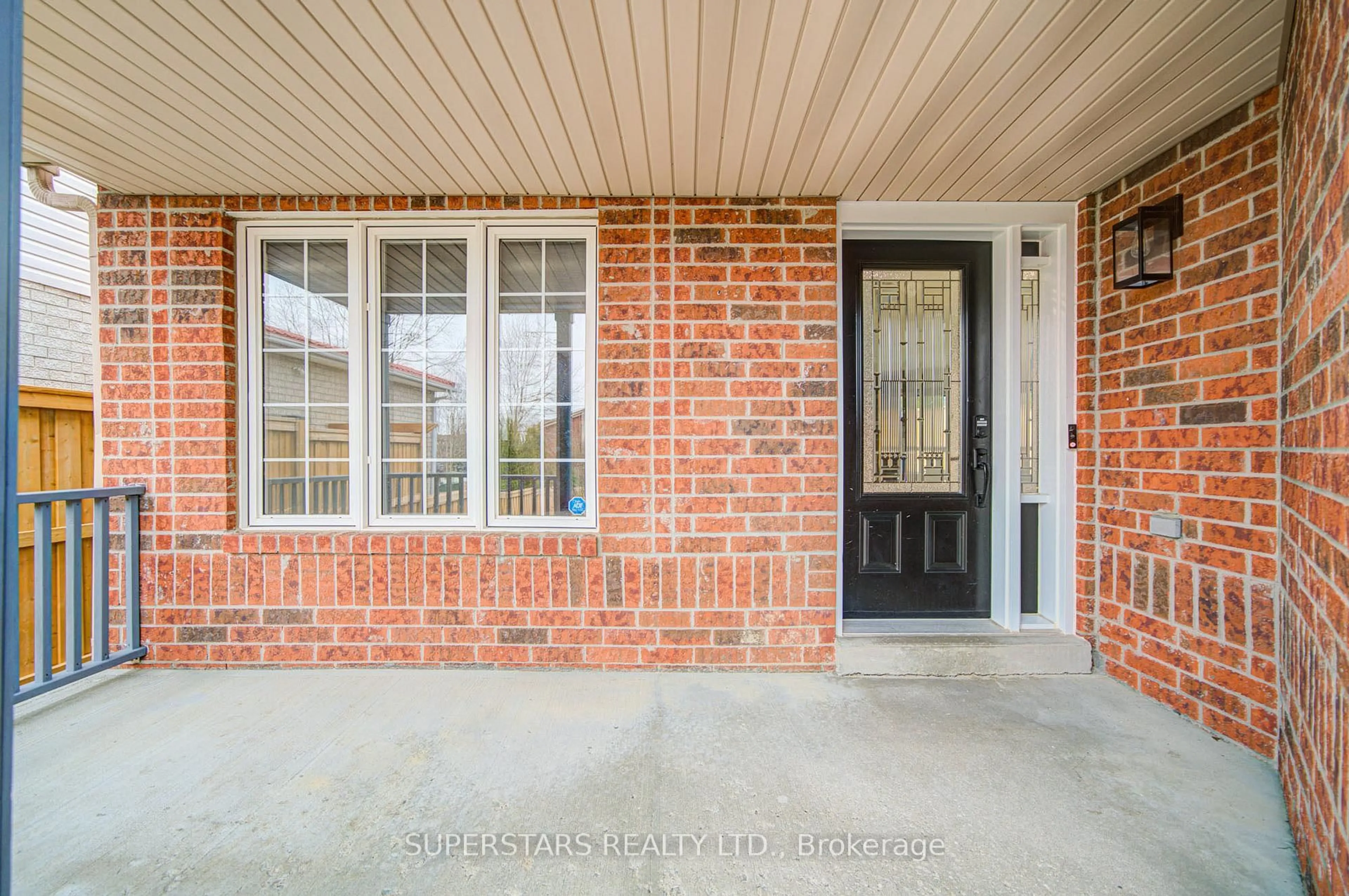 Indoor entryway for 163 Brucker Rd, Barrie Ontario L4N 8R8
